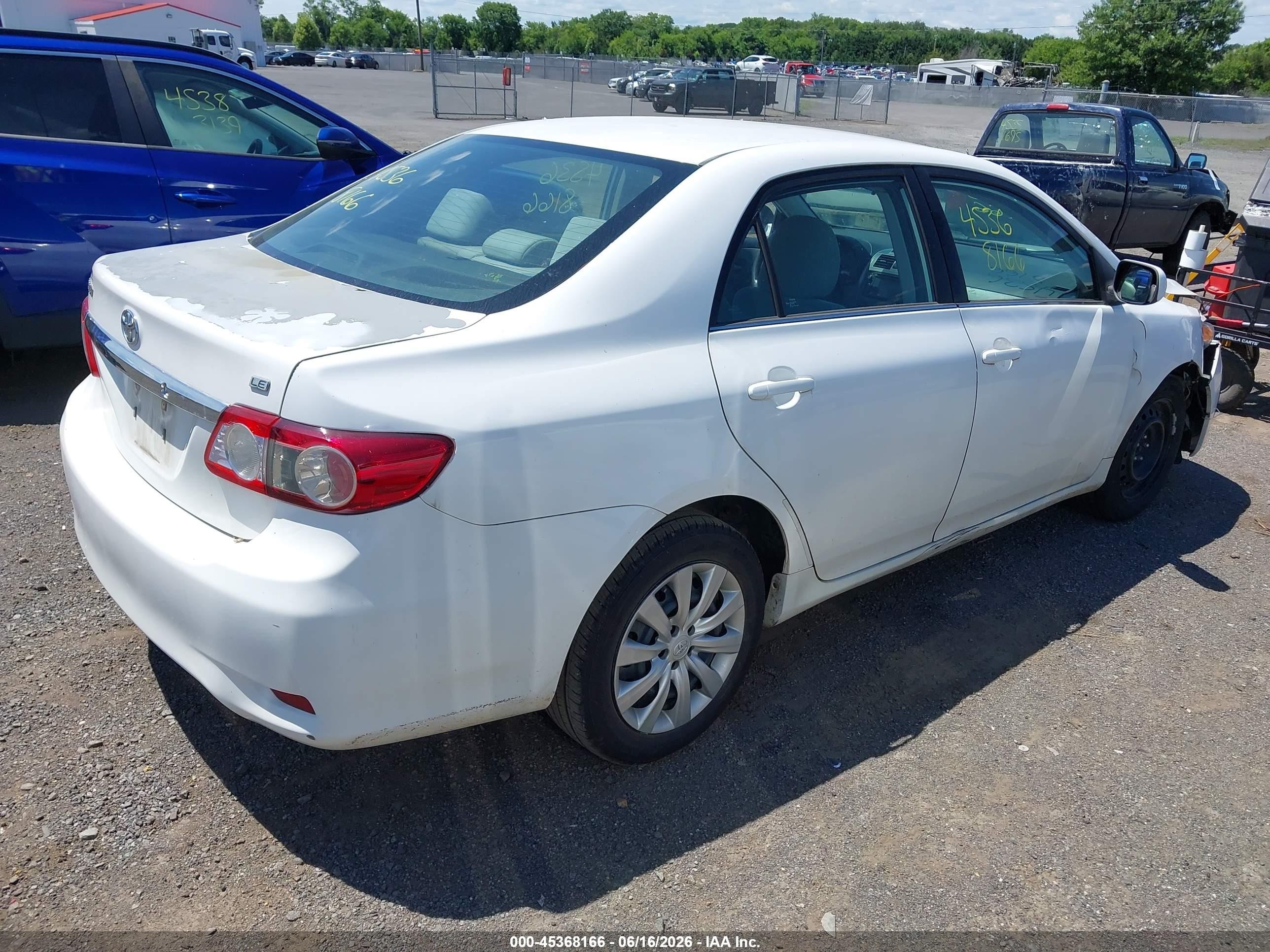 2013 Toyota Corolla Le White vin: 5YFBU4EE5DP188423