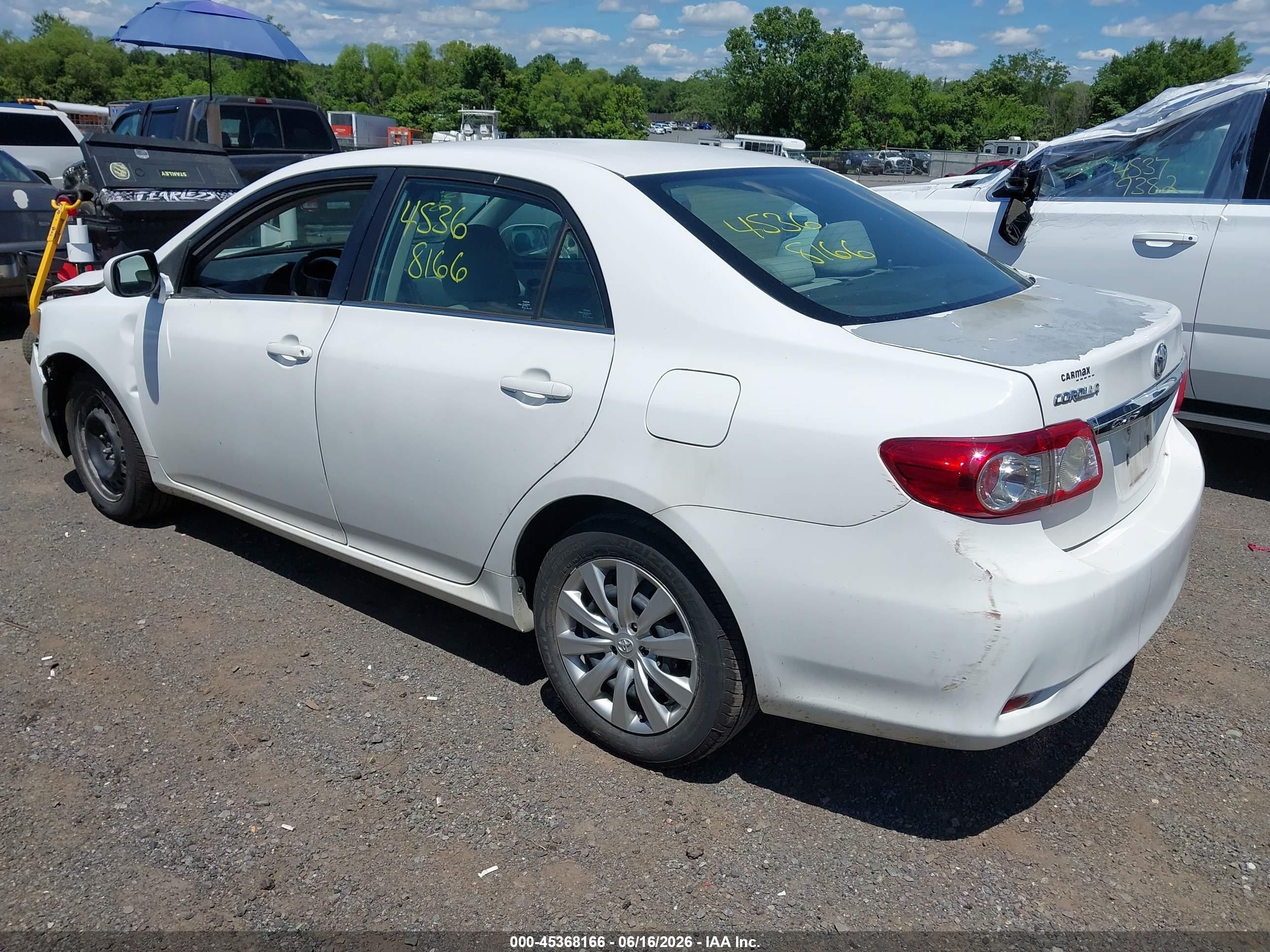 2013 Toyota Corolla Le White vin: 5YFBU4EE5DP188423
