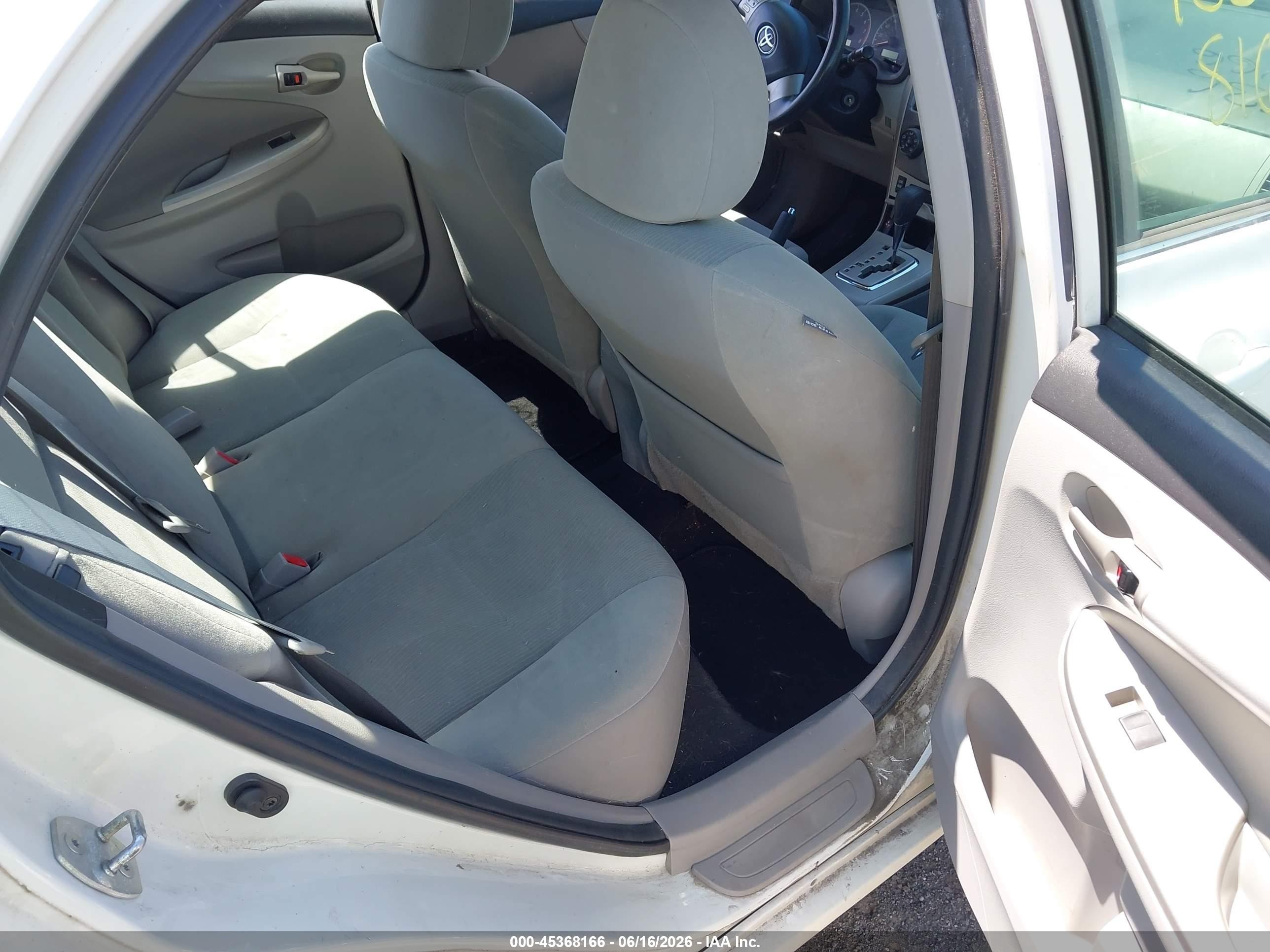 2013 Toyota Corolla Le White vin: 5YFBU4EE5DP188423