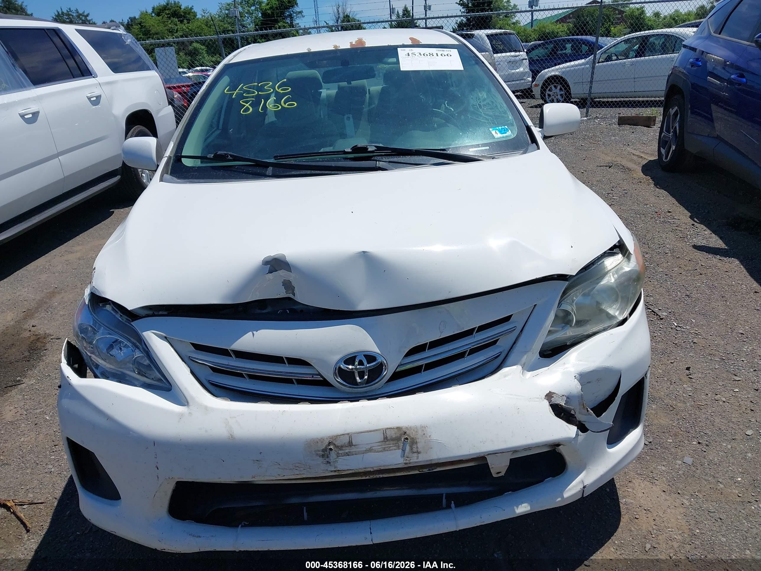 2013 Toyota Corolla Le White vin: 5YFBU4EE5DP188423