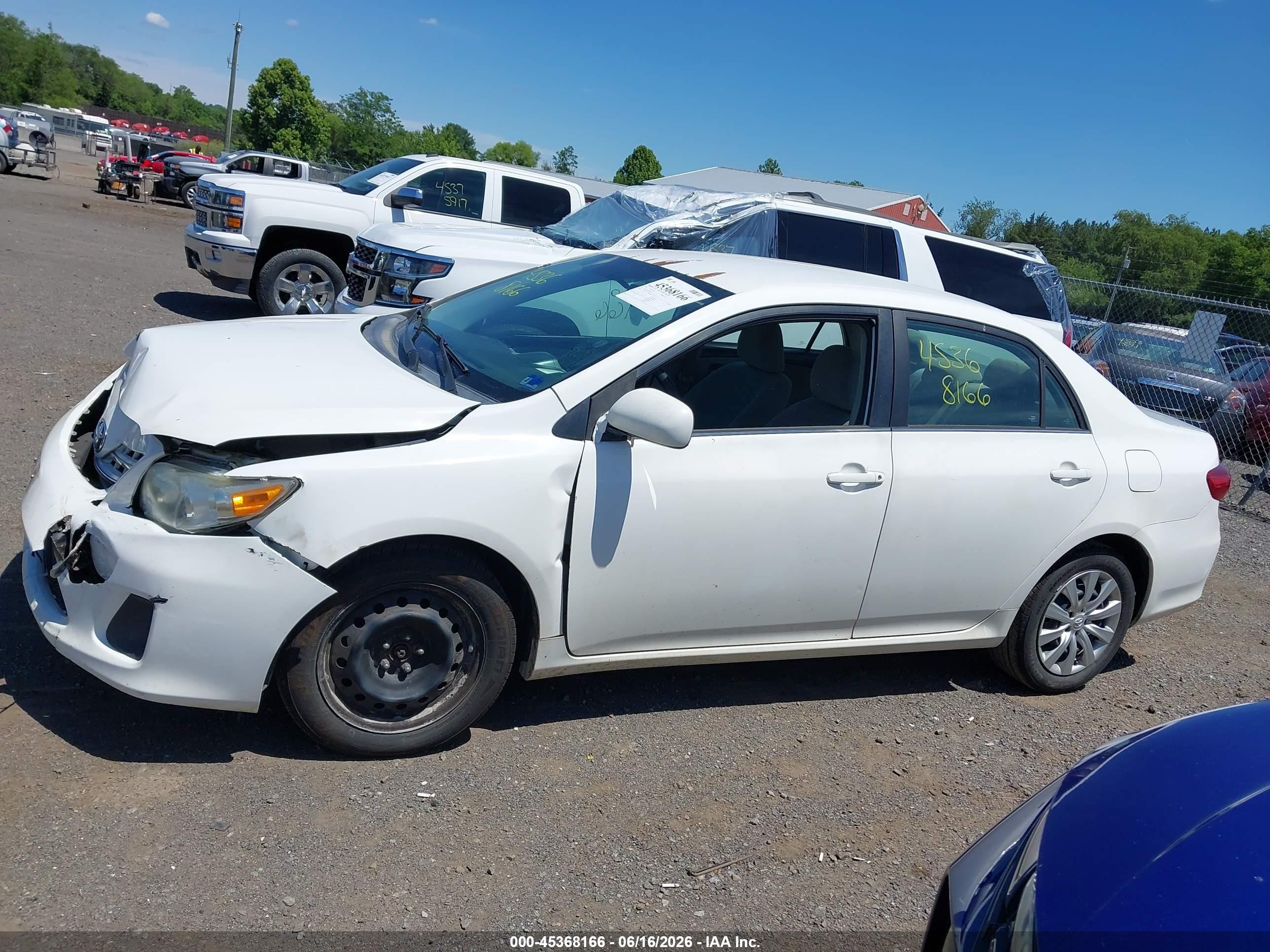 2013 Toyota Corolla Le White vin: 5YFBU4EE5DP188423