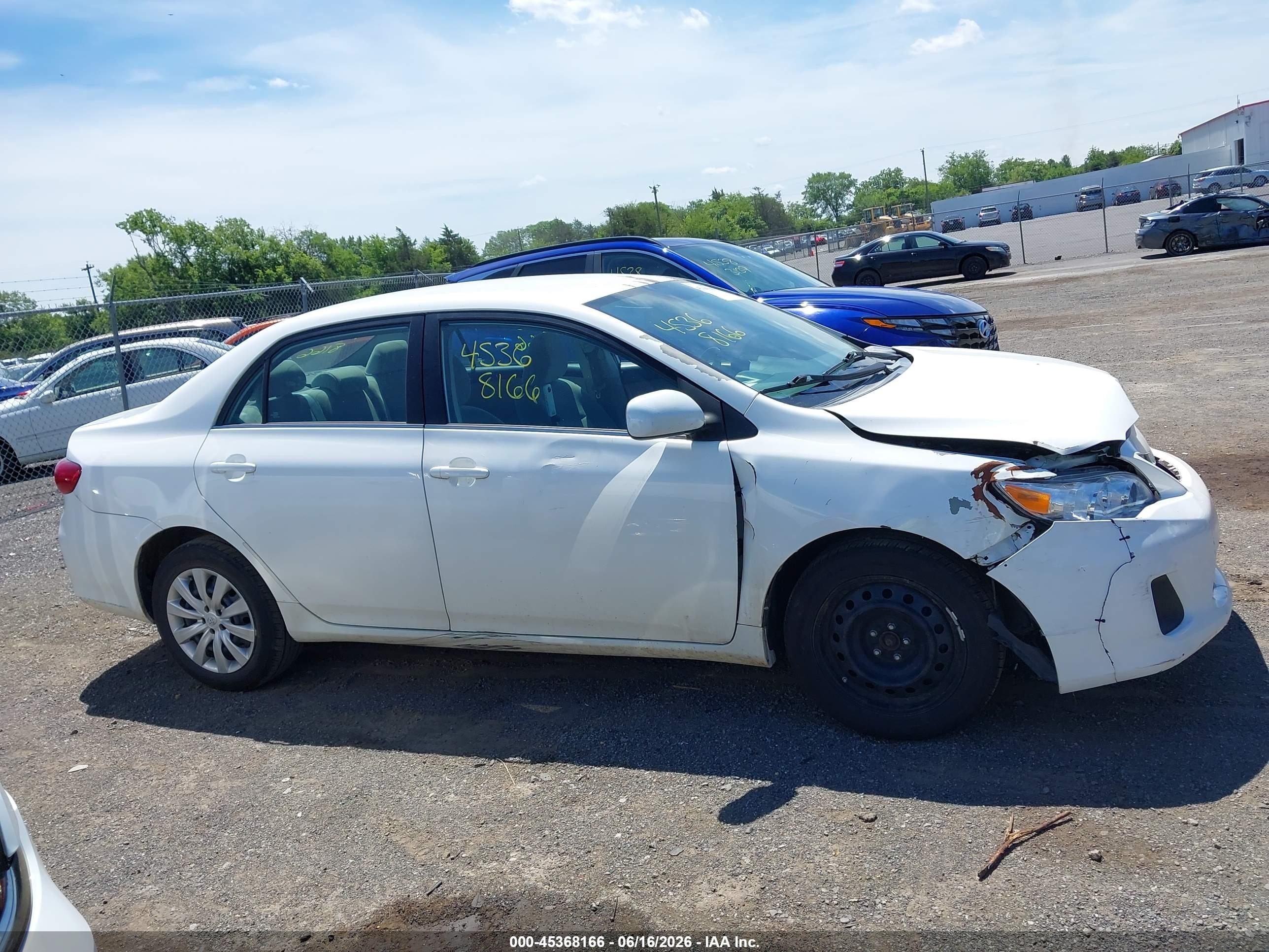 2013 Toyota Corolla Le White vin: 5YFBU4EE5DP188423