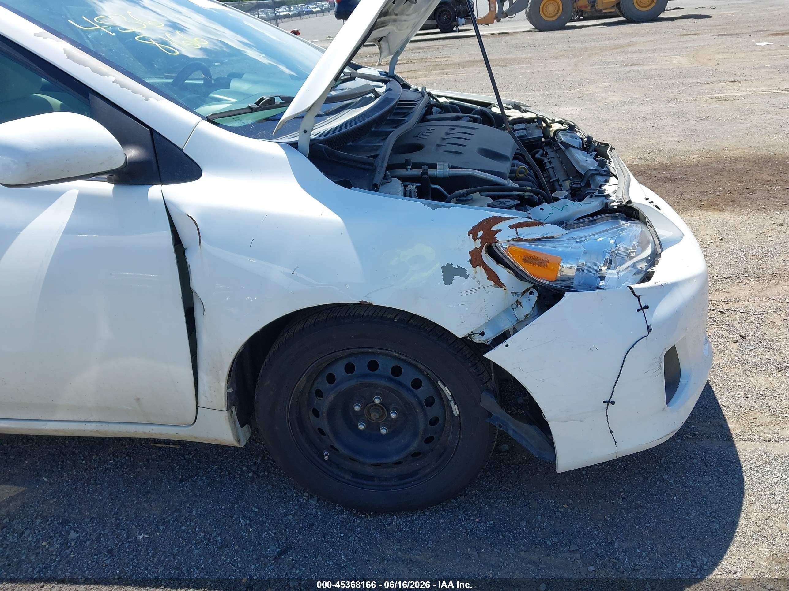 2013 Toyota Corolla Le White vin: 5YFBU4EE5DP188423