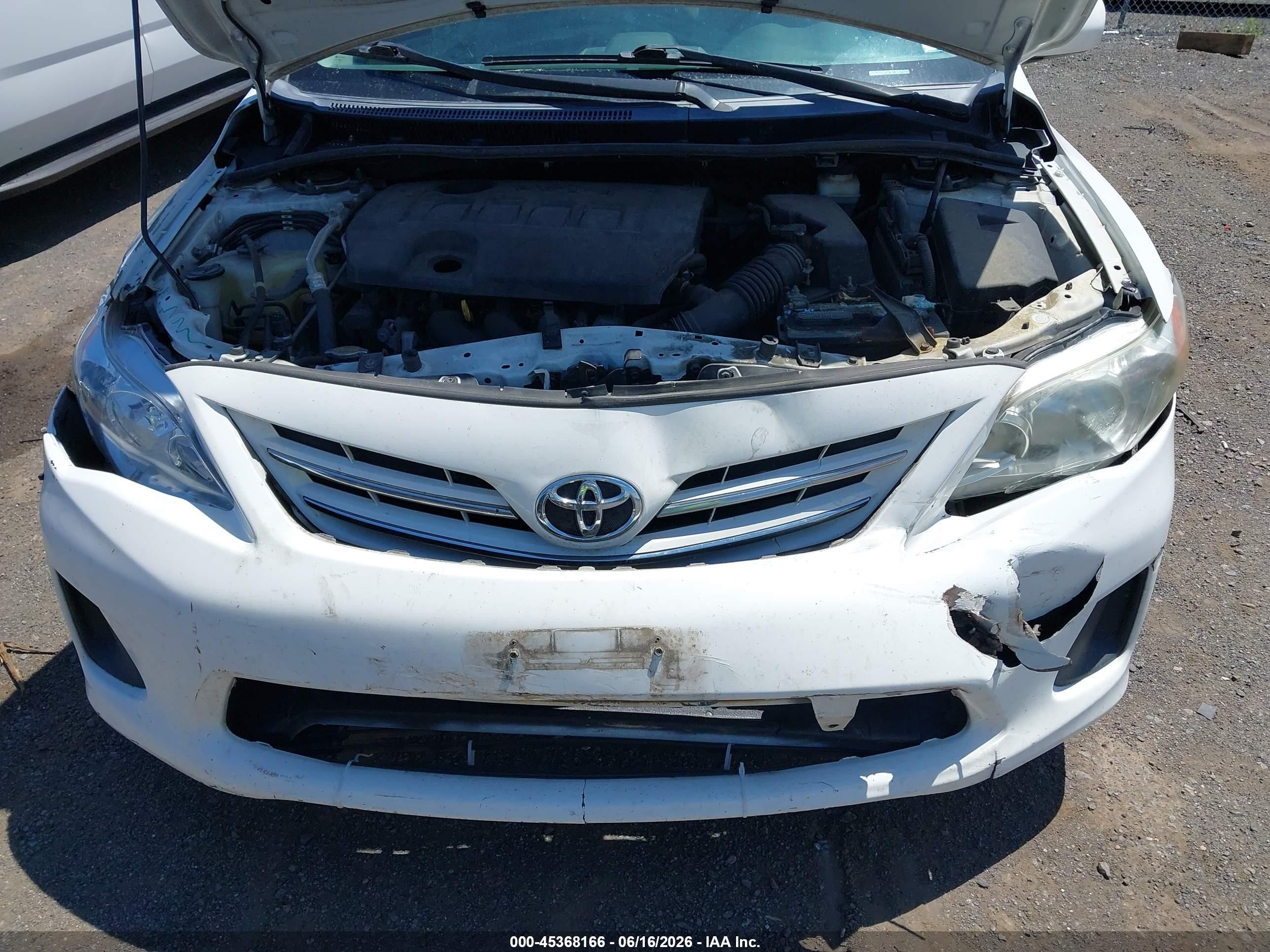 2013 Toyota Corolla Le White vin: 5YFBU4EE5DP188423