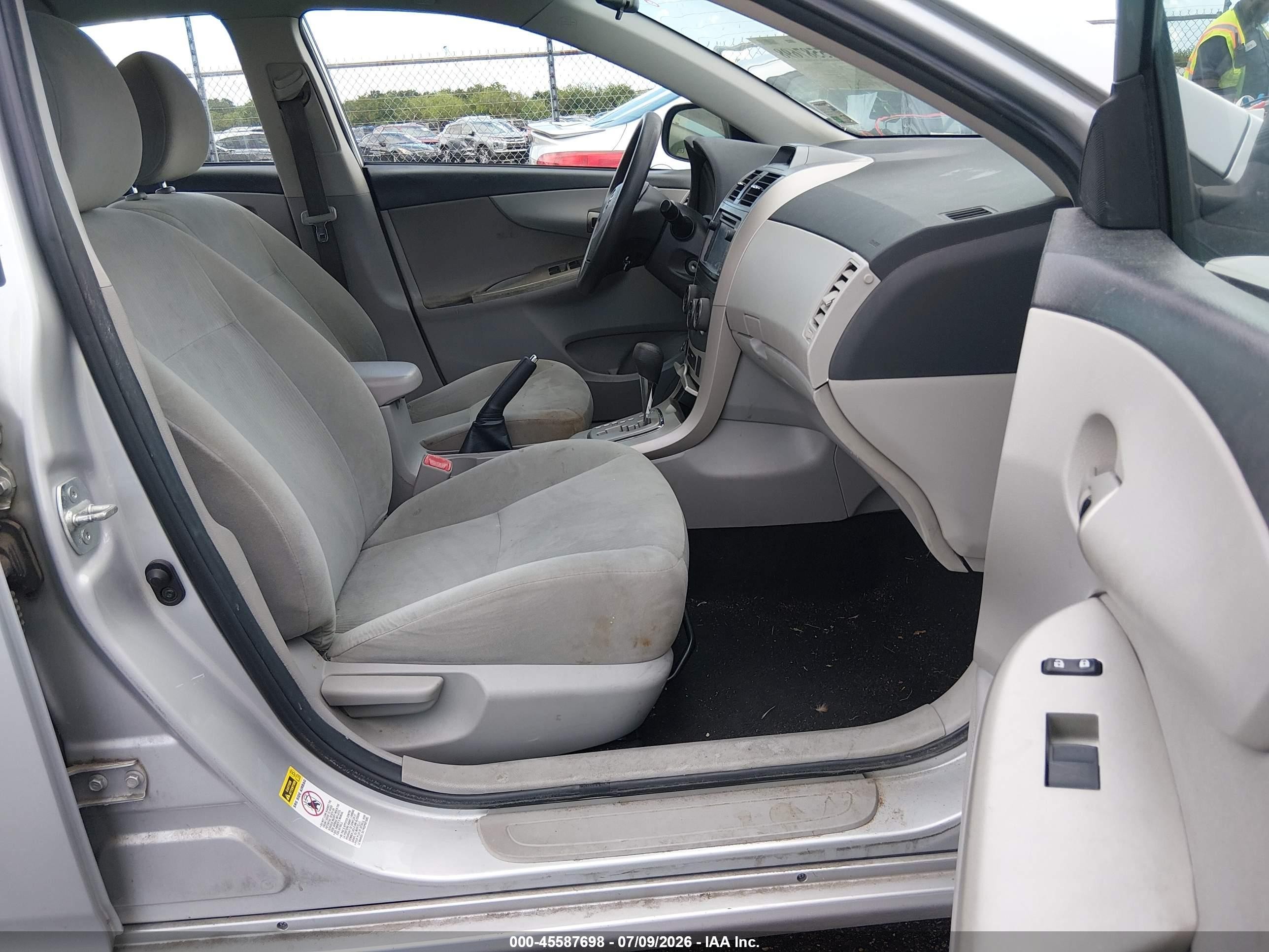 2013 Toyota Corolla Le Silver vin: 5YFBU4EE6DP126769