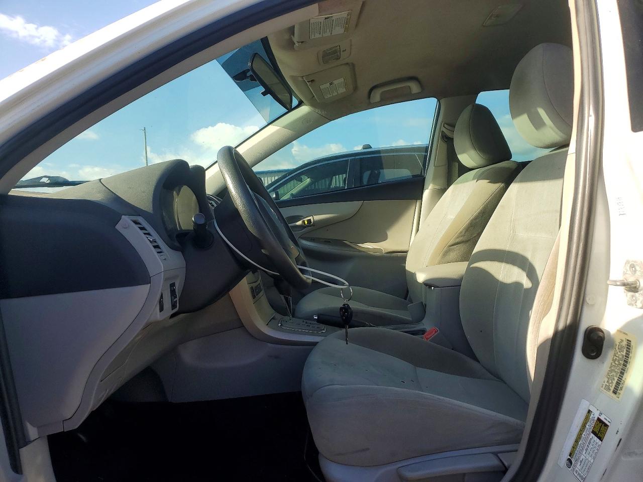 2013 Toyota Corolla Le White vin: 5YFBU4EE7DP158985