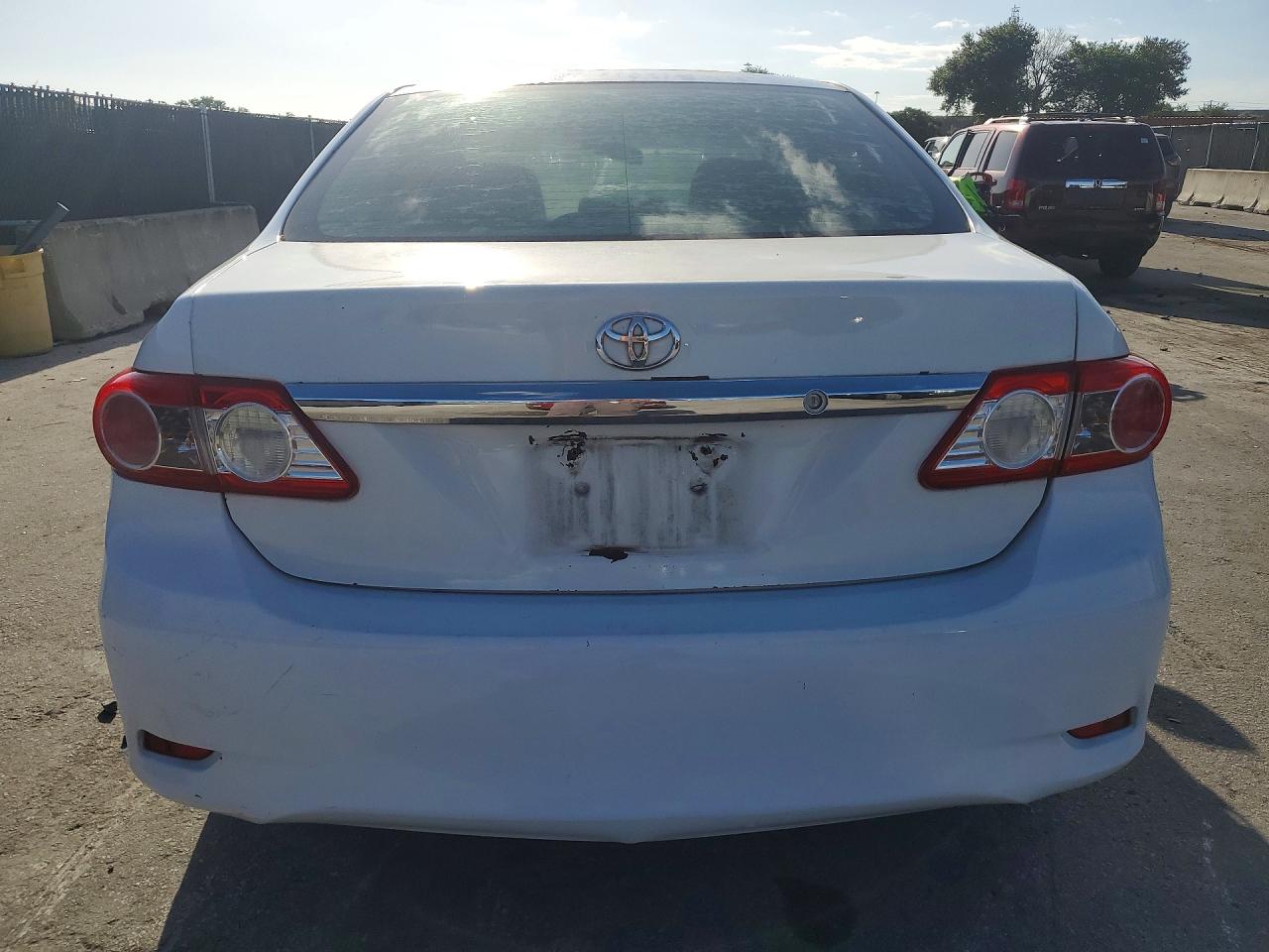 2013 Toyota Corolla Le White vin: 5YFBU4EE7DP158985