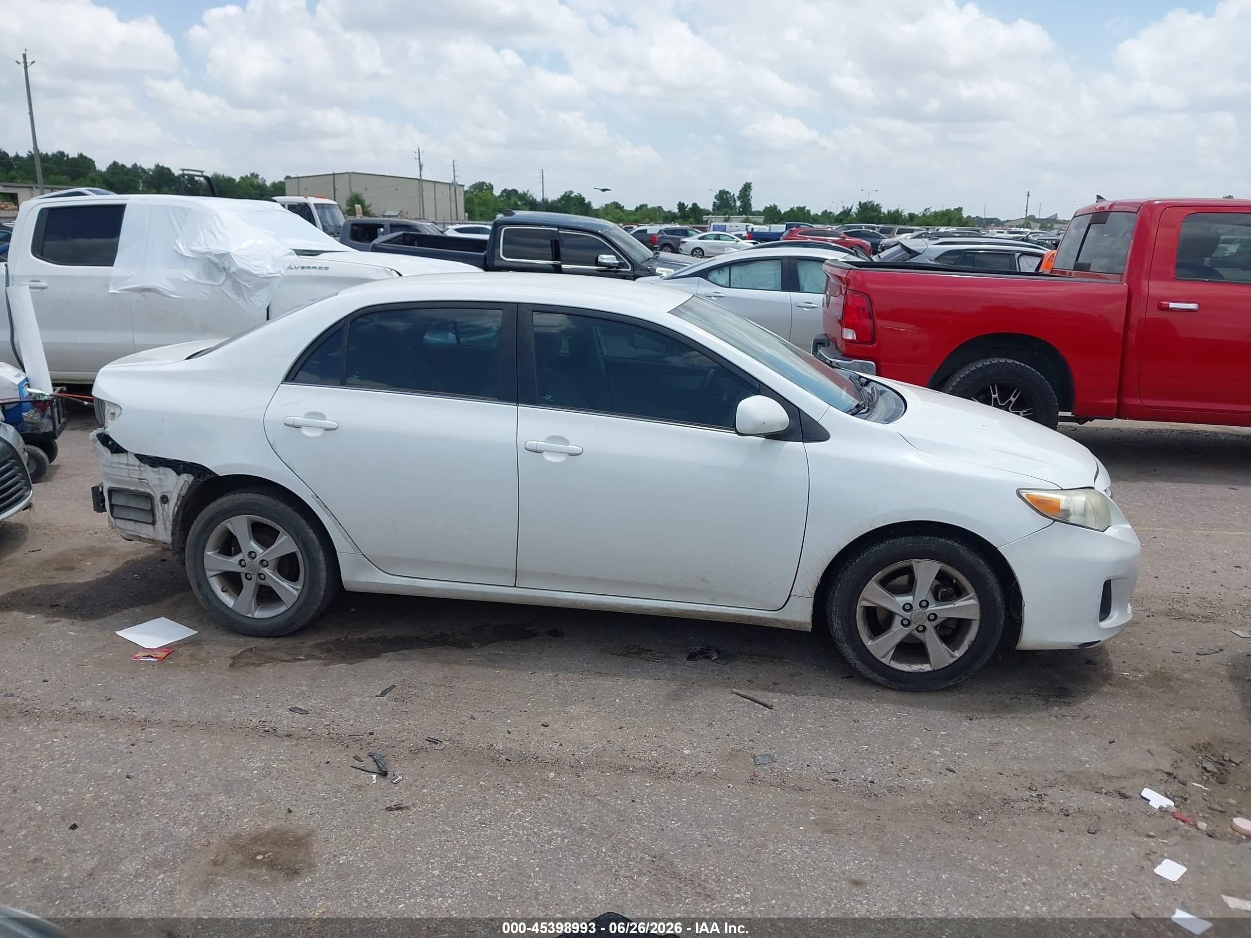2013 Toyota Corolla Le White vin: 5YFBU4EE7DP204301