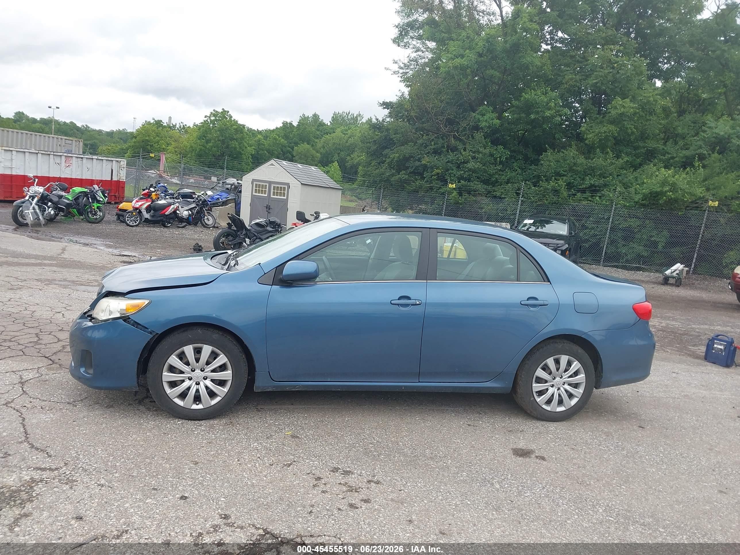 2013 Toyota Corolla Le Blue vin: 5YFBU4EE8DP118303