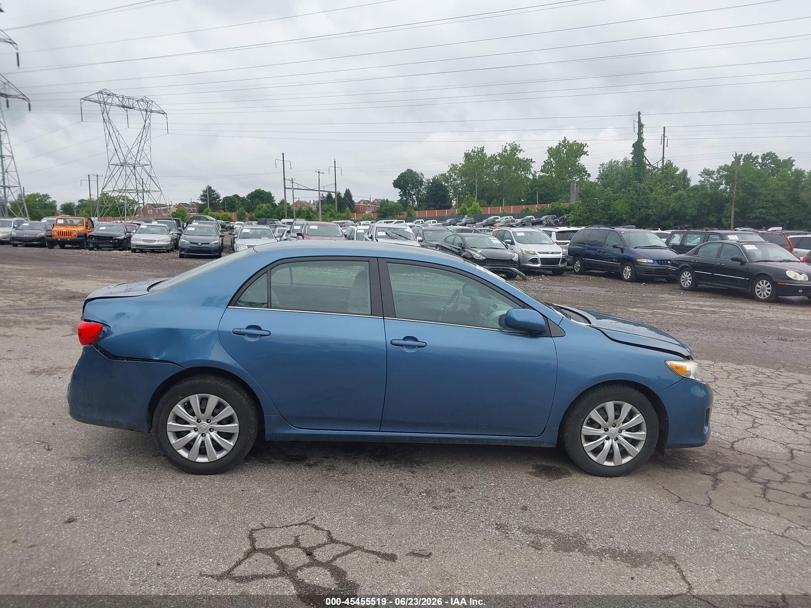 2013 Toyota Corolla Le Blue vin: 5YFBU4EE8DP118303