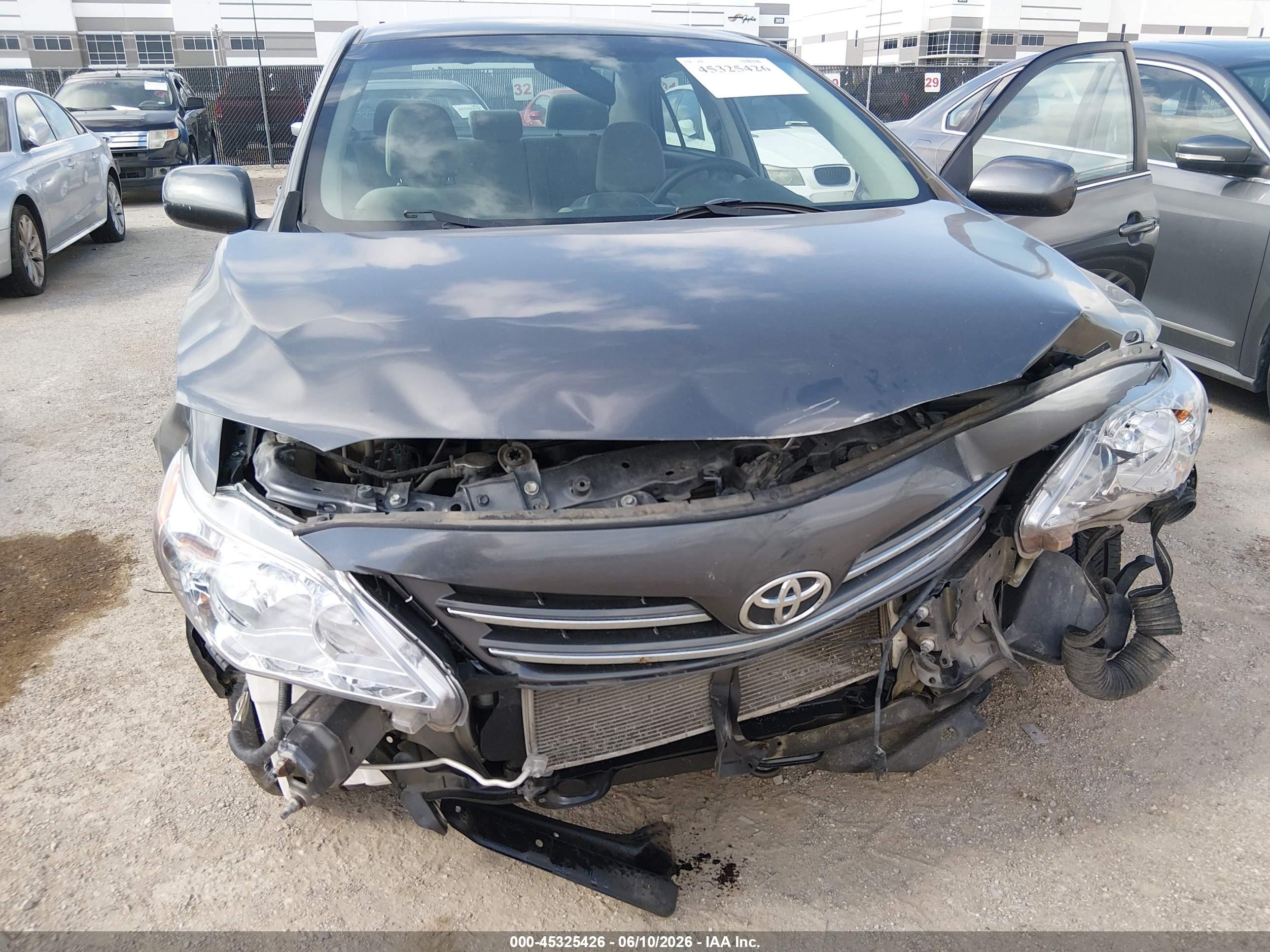 2013 Toyota Corolla Le Gray vin: 5YFBU4EE8DP125381