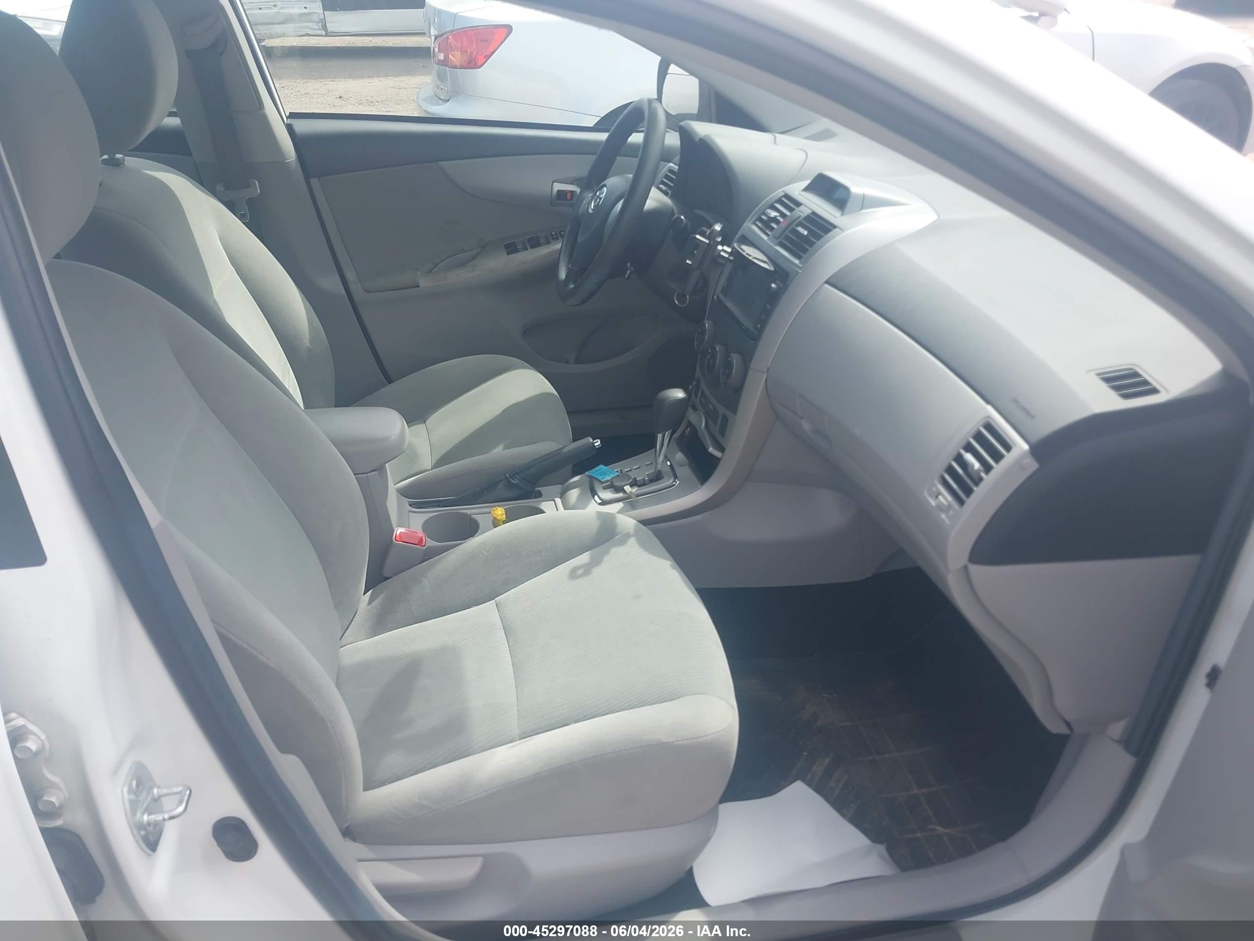 2013 Toyota Corolla Le White vin: 5YFBU4EE9DP130833