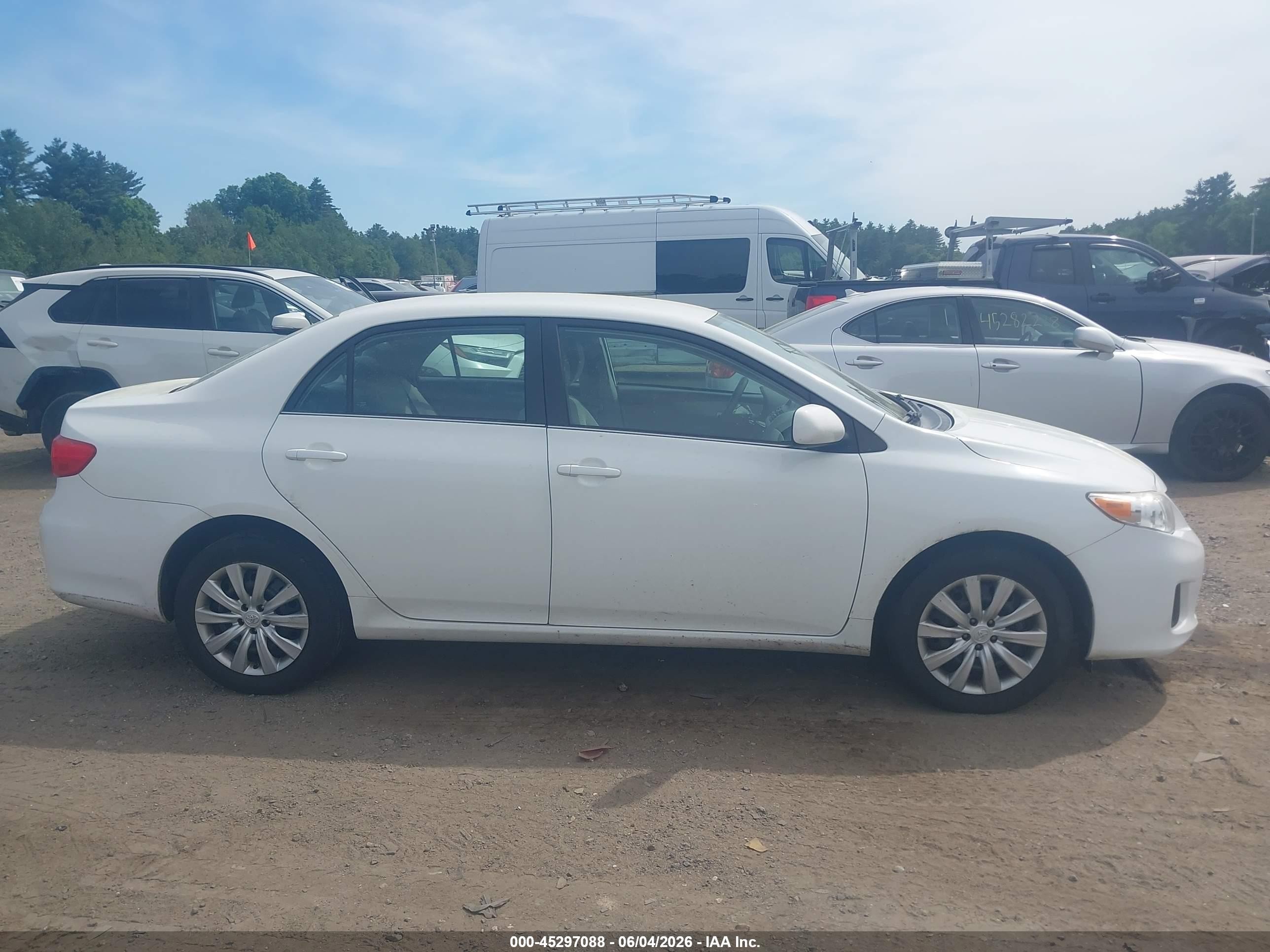 2013 Toyota Corolla Le White vin: 5YFBU4EE9DP130833