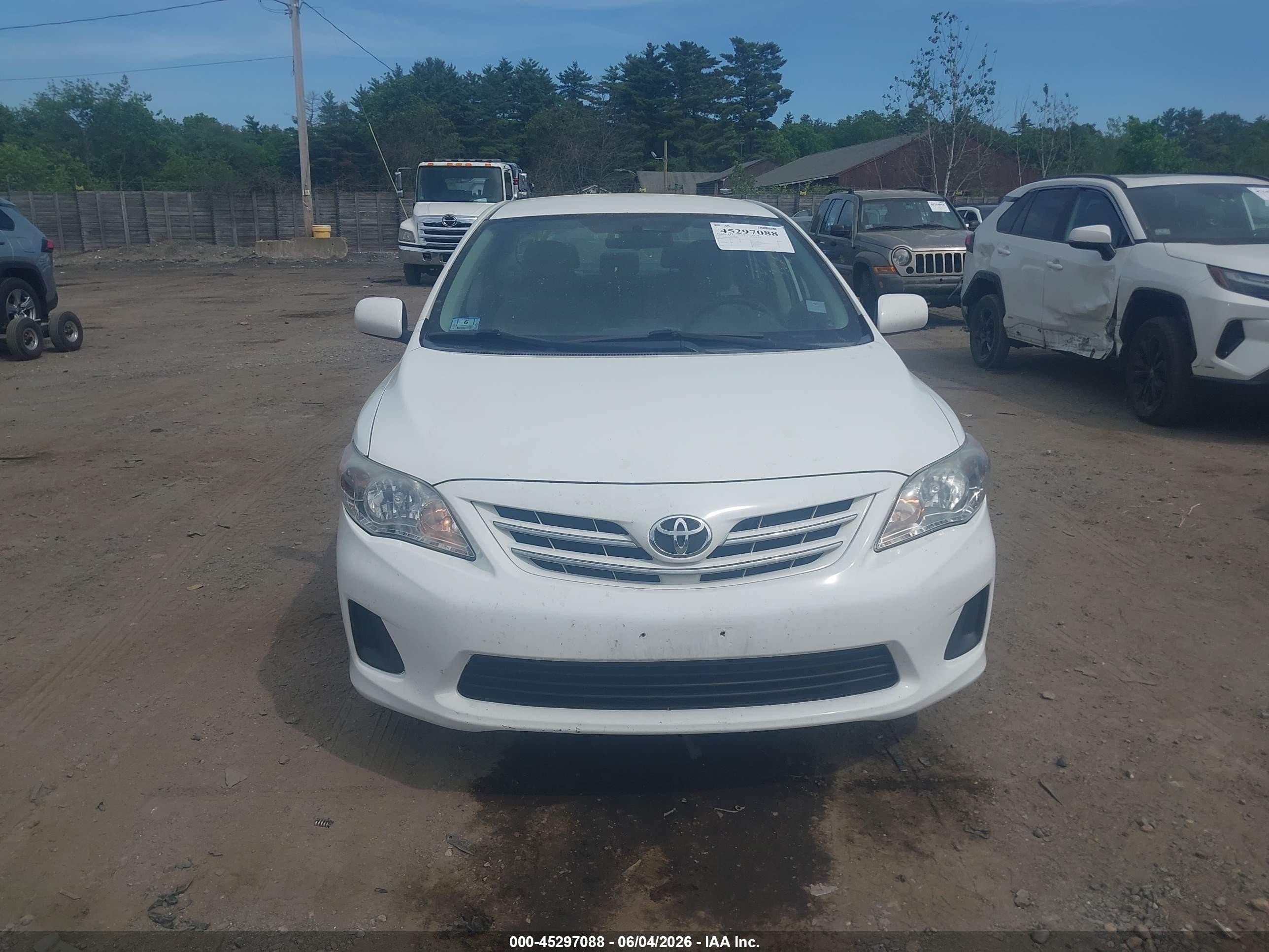 2013 Toyota Corolla Le White vin: 5YFBU4EE9DP130833