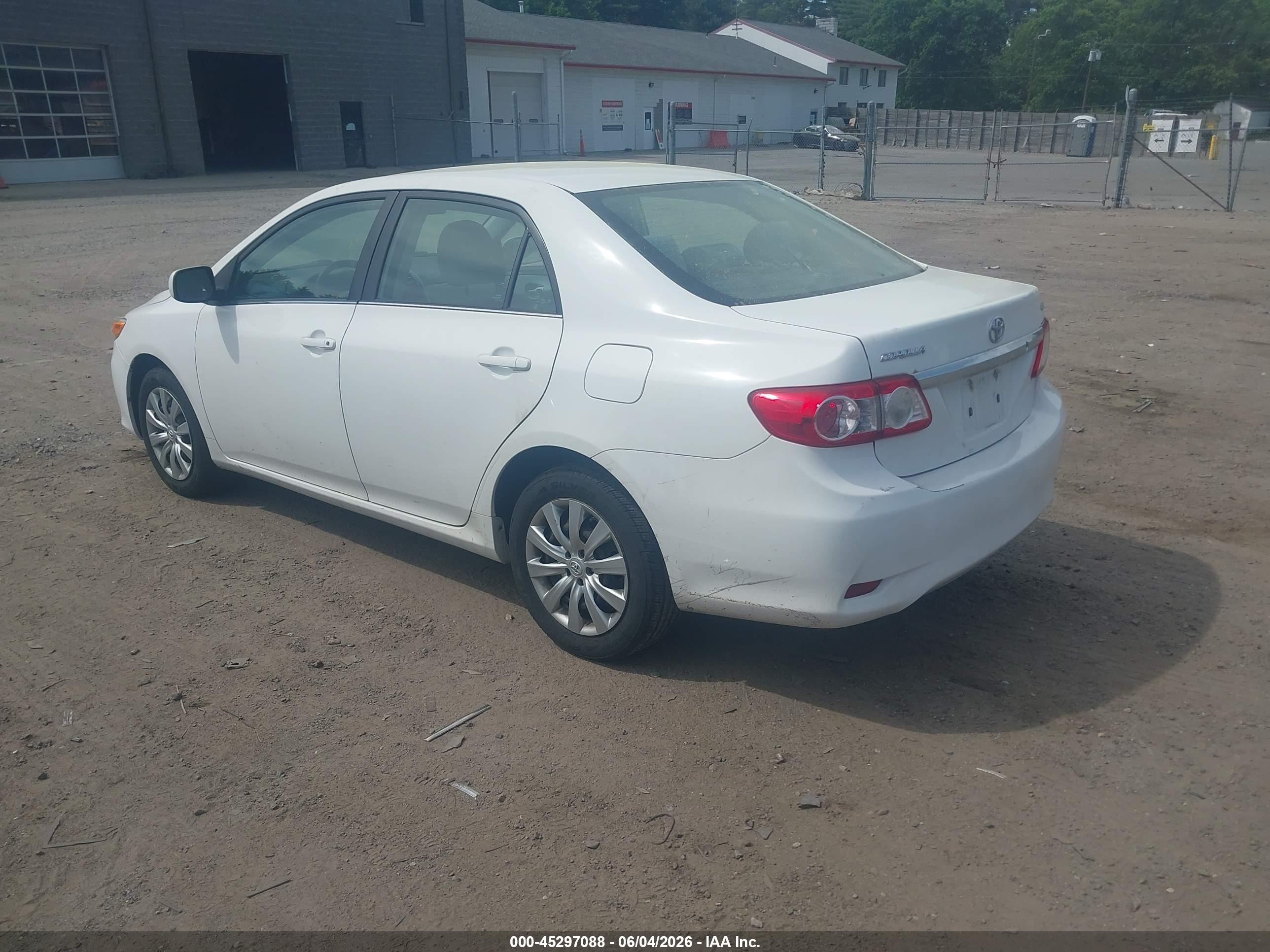 2013 Toyota Corolla Le White vin: 5YFBU4EE9DP130833