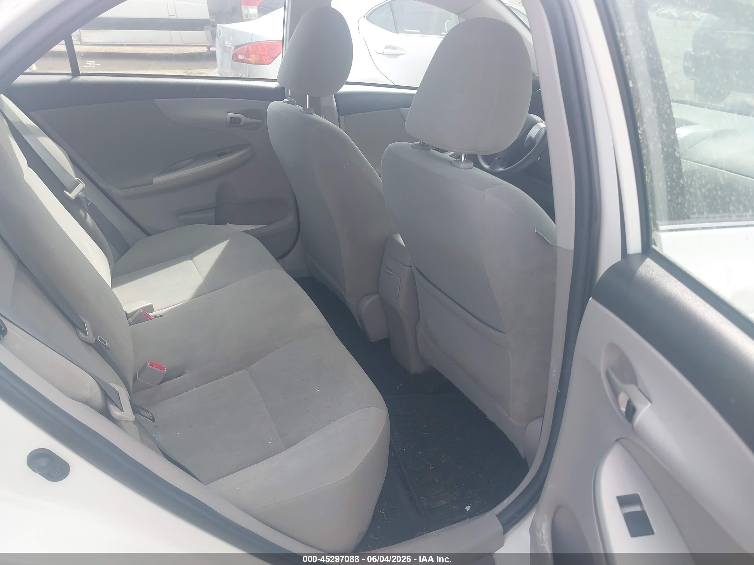 2013 Toyota Corolla Le White vin: 5YFBU4EE9DP130833