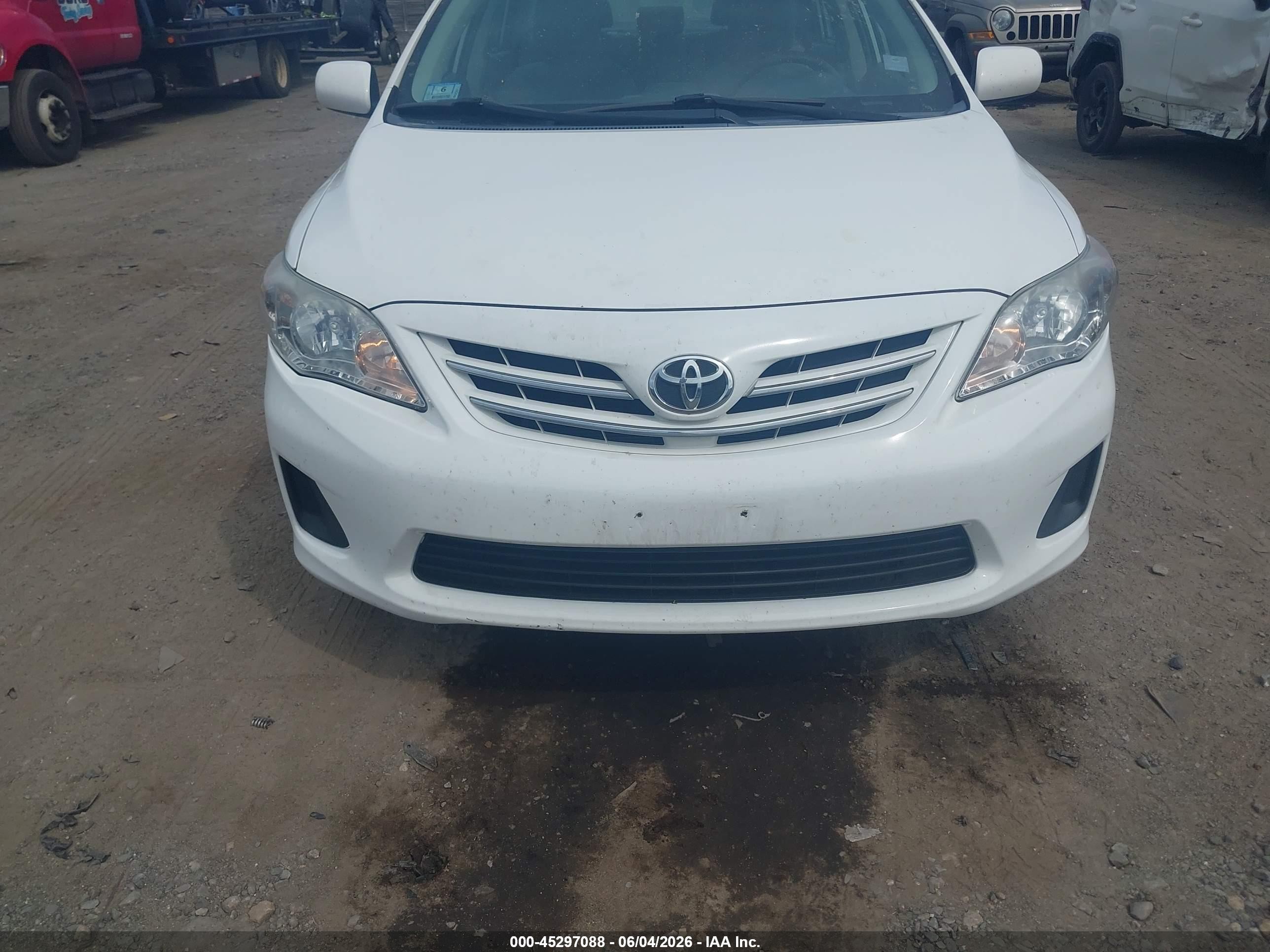 2013 Toyota Corolla Le White vin: 5YFBU4EE9DP130833