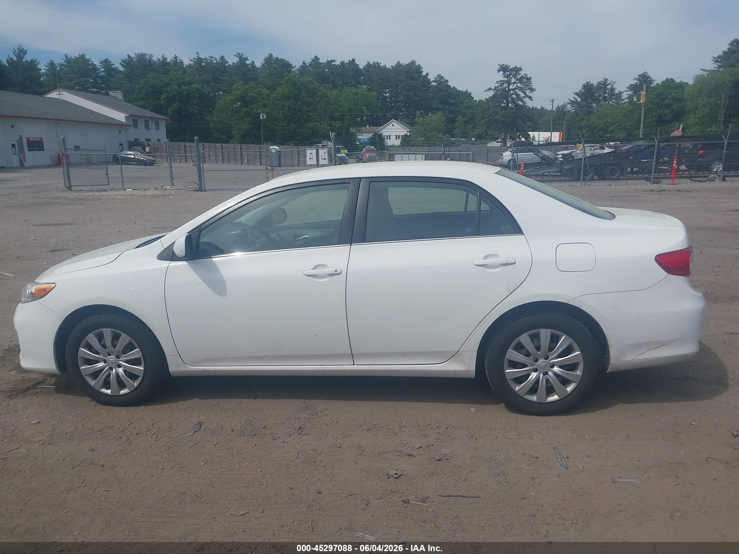 2013 Toyota Corolla Le White vin: 5YFBU4EE9DP130833