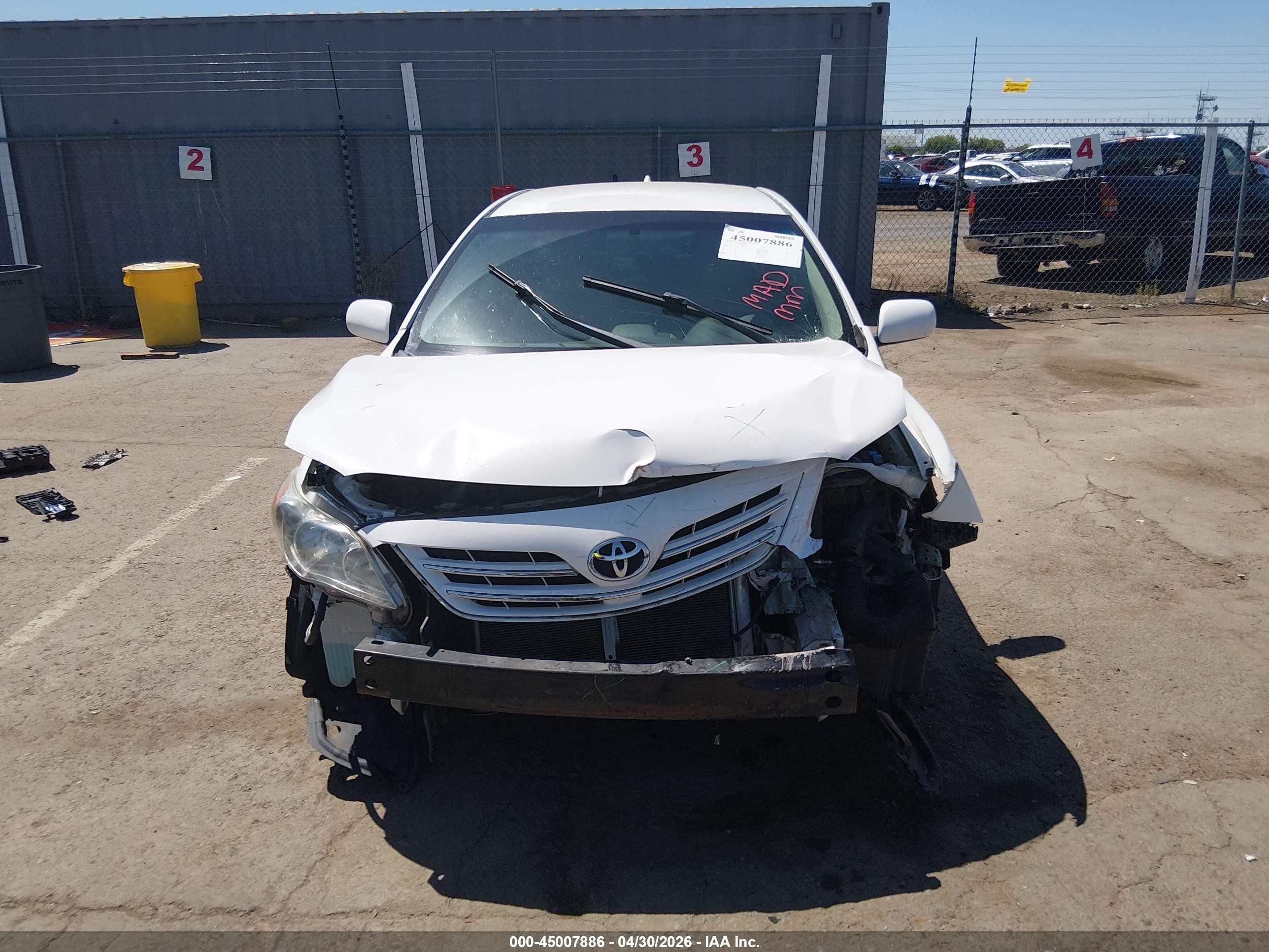2013 Toyota Corolla Le White vin: 5YFBU4EE9DP209046