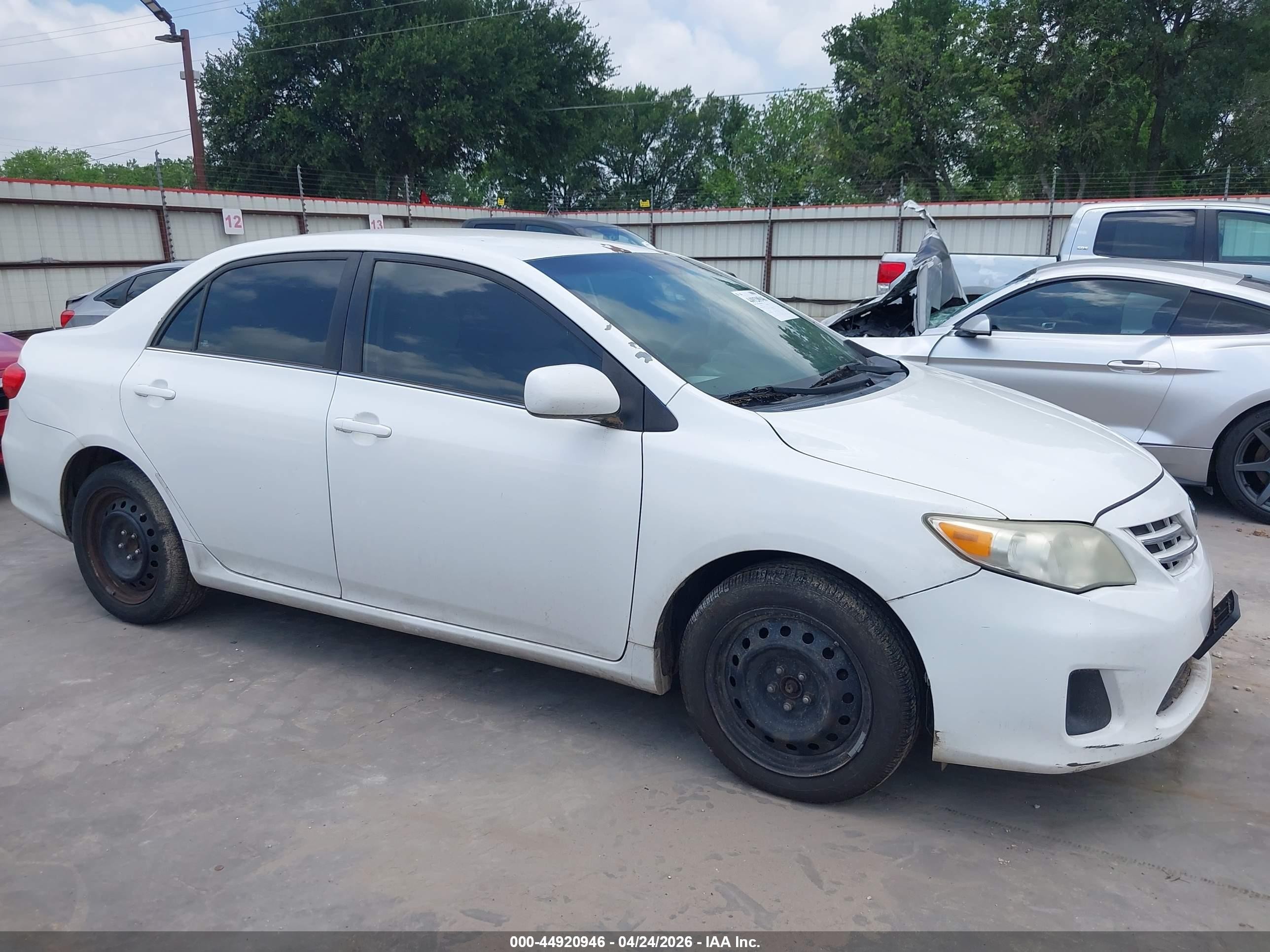 2013 Toyota Corolla Le White vin: 5YFBU4EEXDP114477