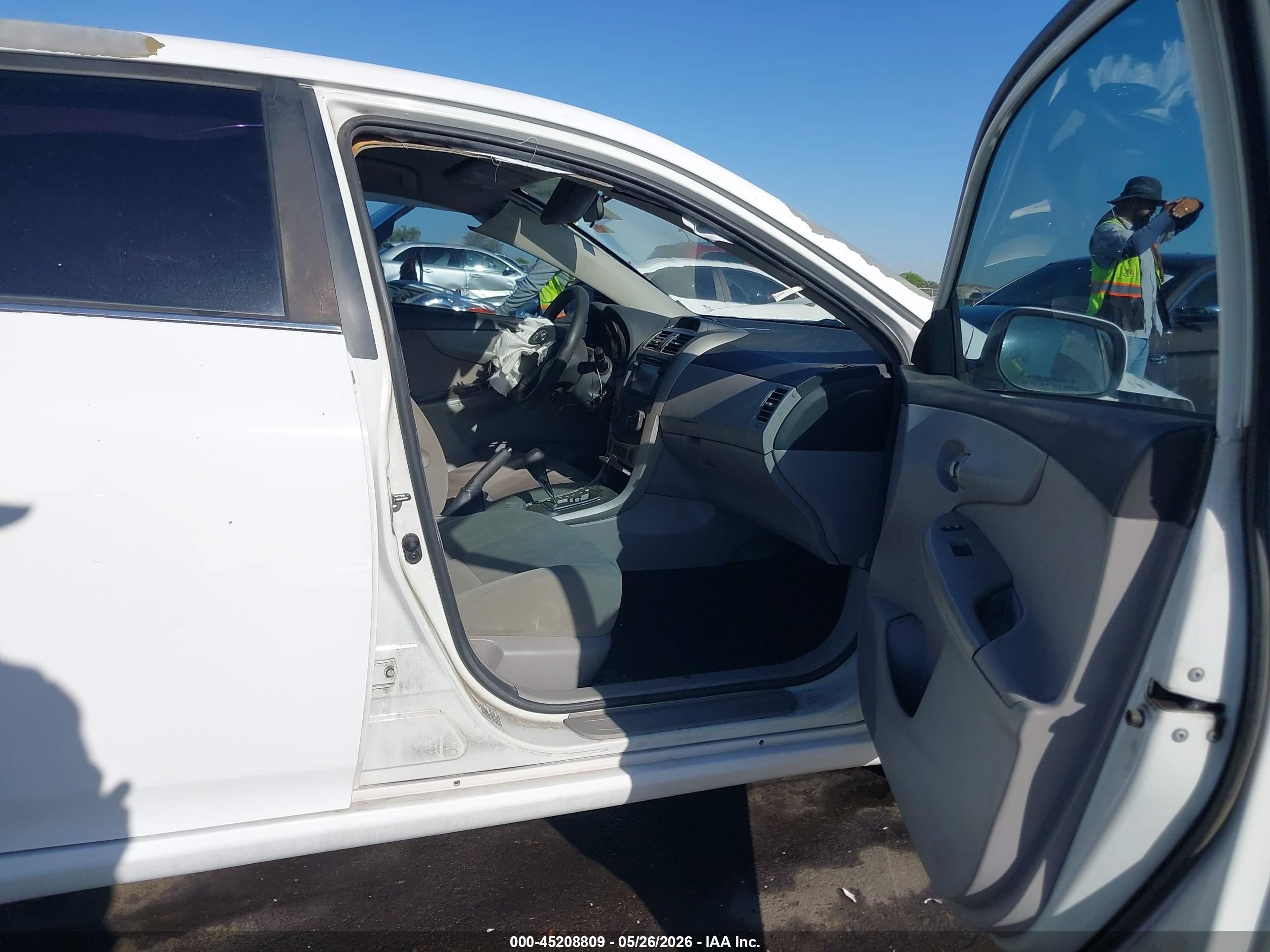2013 Toyota Corolla Le White vin: 5YFBU4EEXDP156261