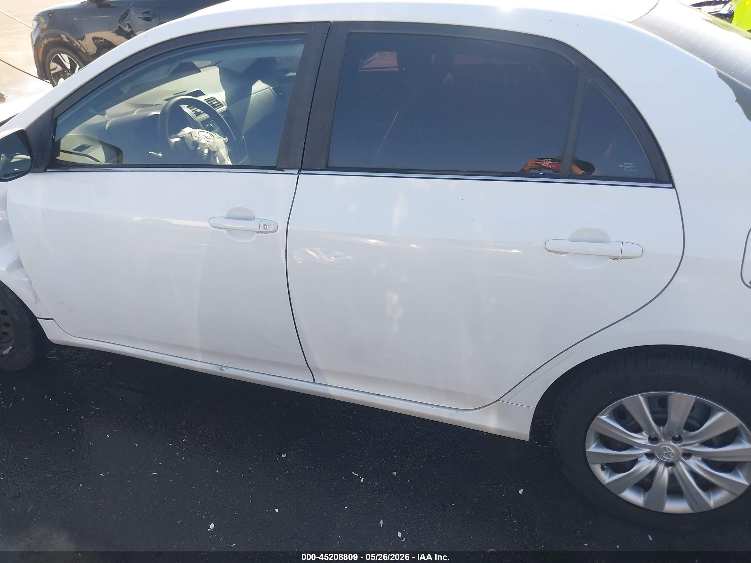 2013 Toyota Corolla Le White vin: 5YFBU4EEXDP156261