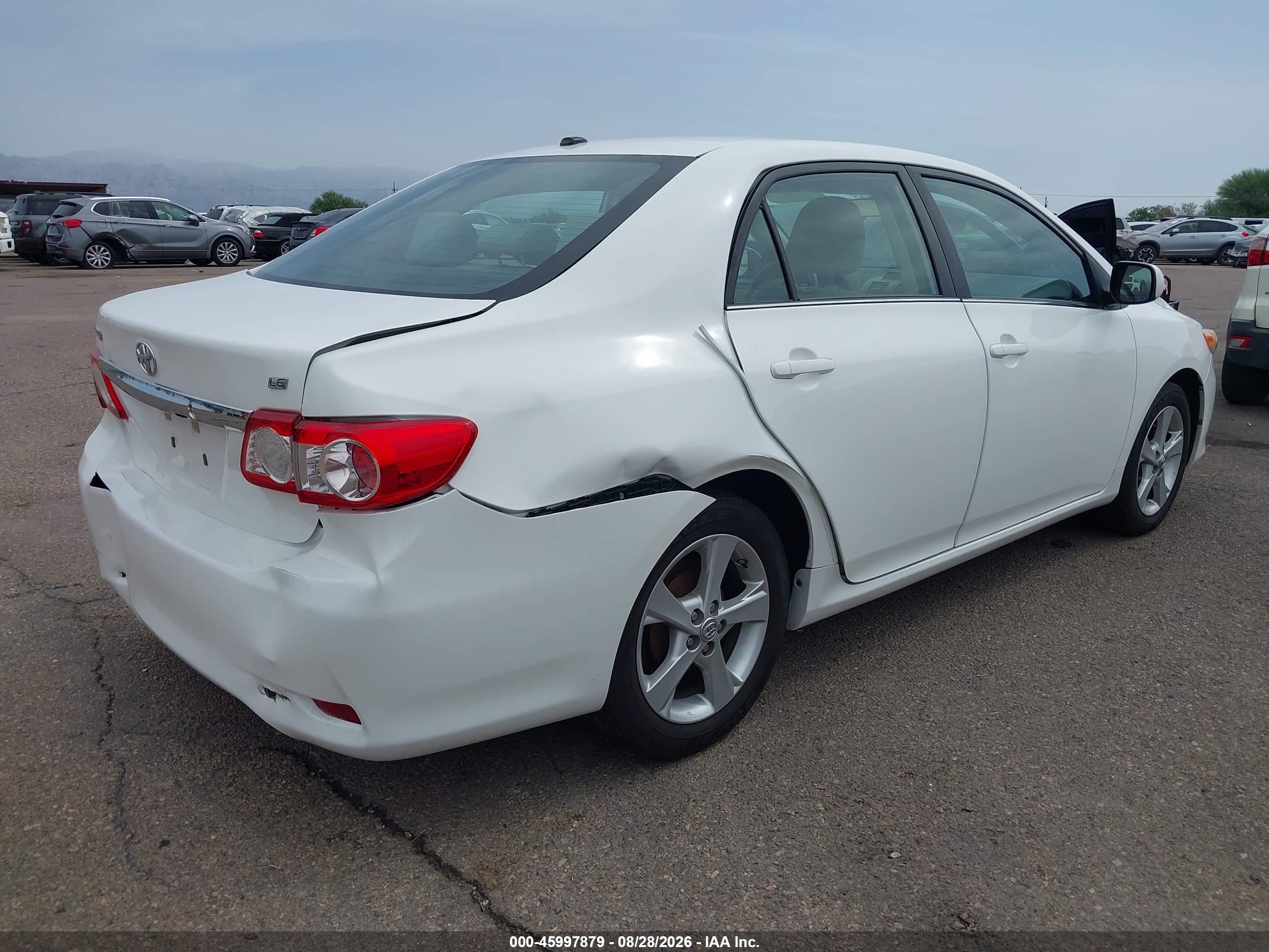 2013 Toyota Corolla Le White vin: 5YFBU4EEXDP203790