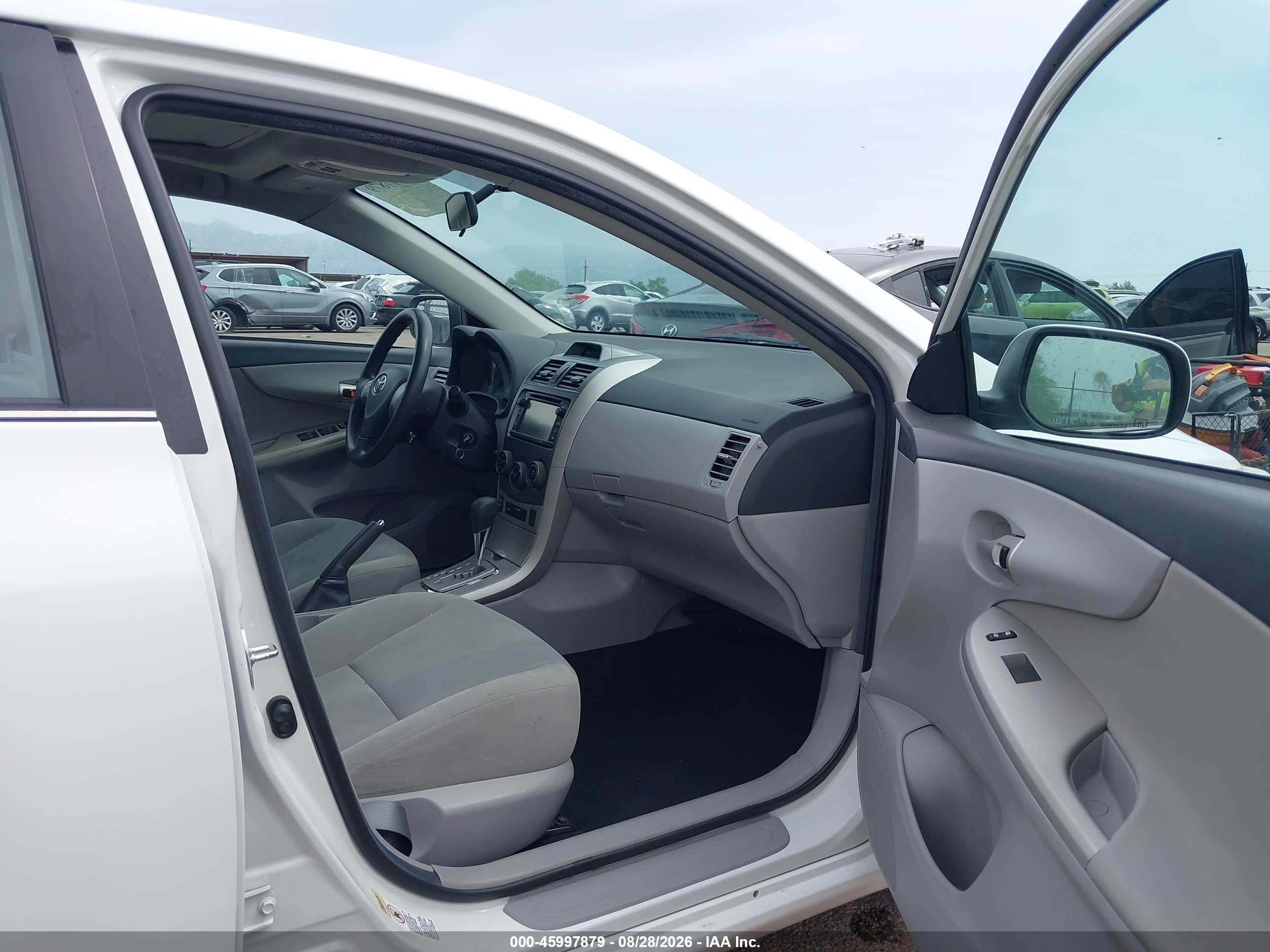 2013 Toyota Corolla Le White vin: 5YFBU4EEXDP203790