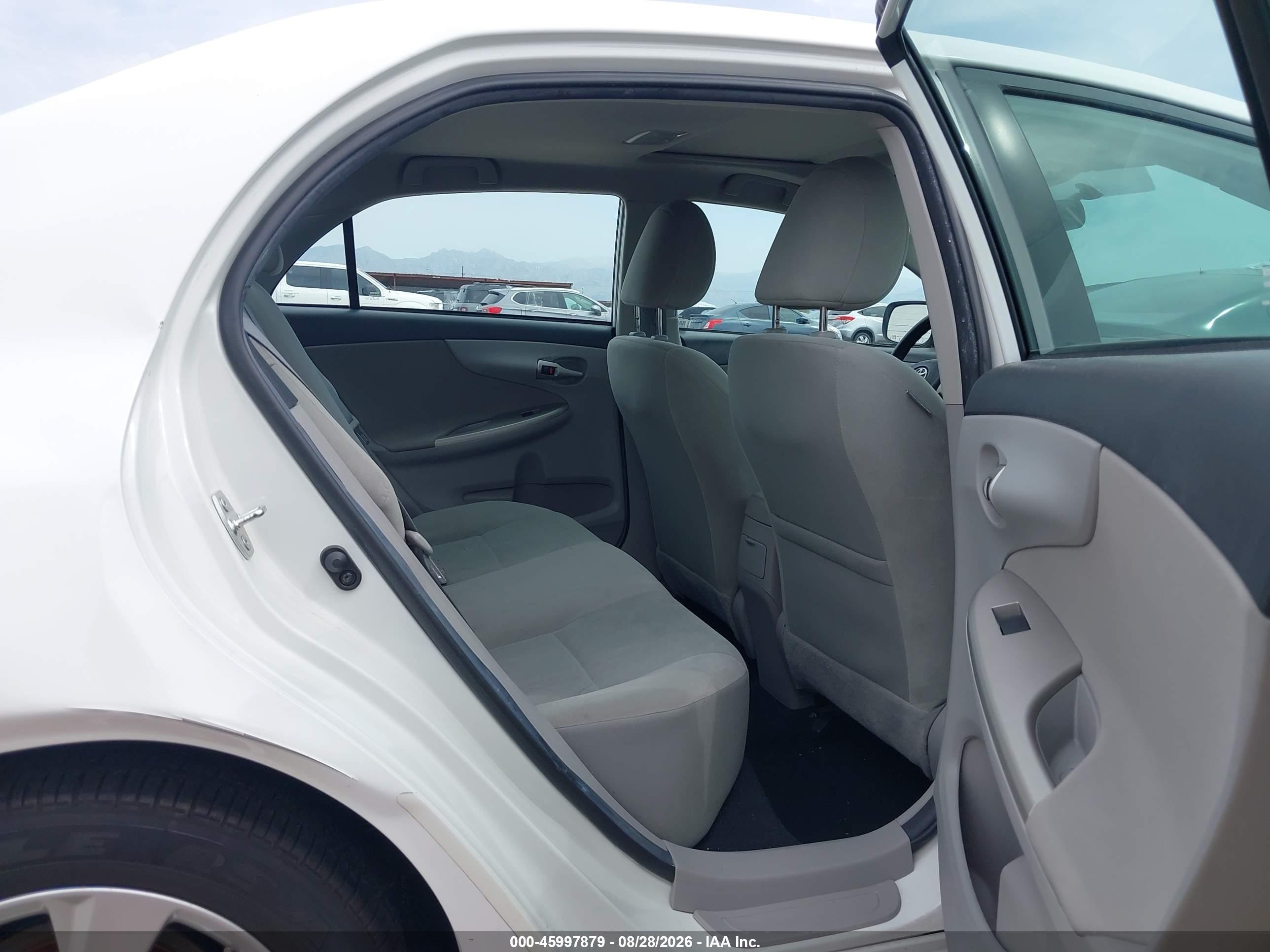 2013 Toyota Corolla Le White vin: 5YFBU4EEXDP203790