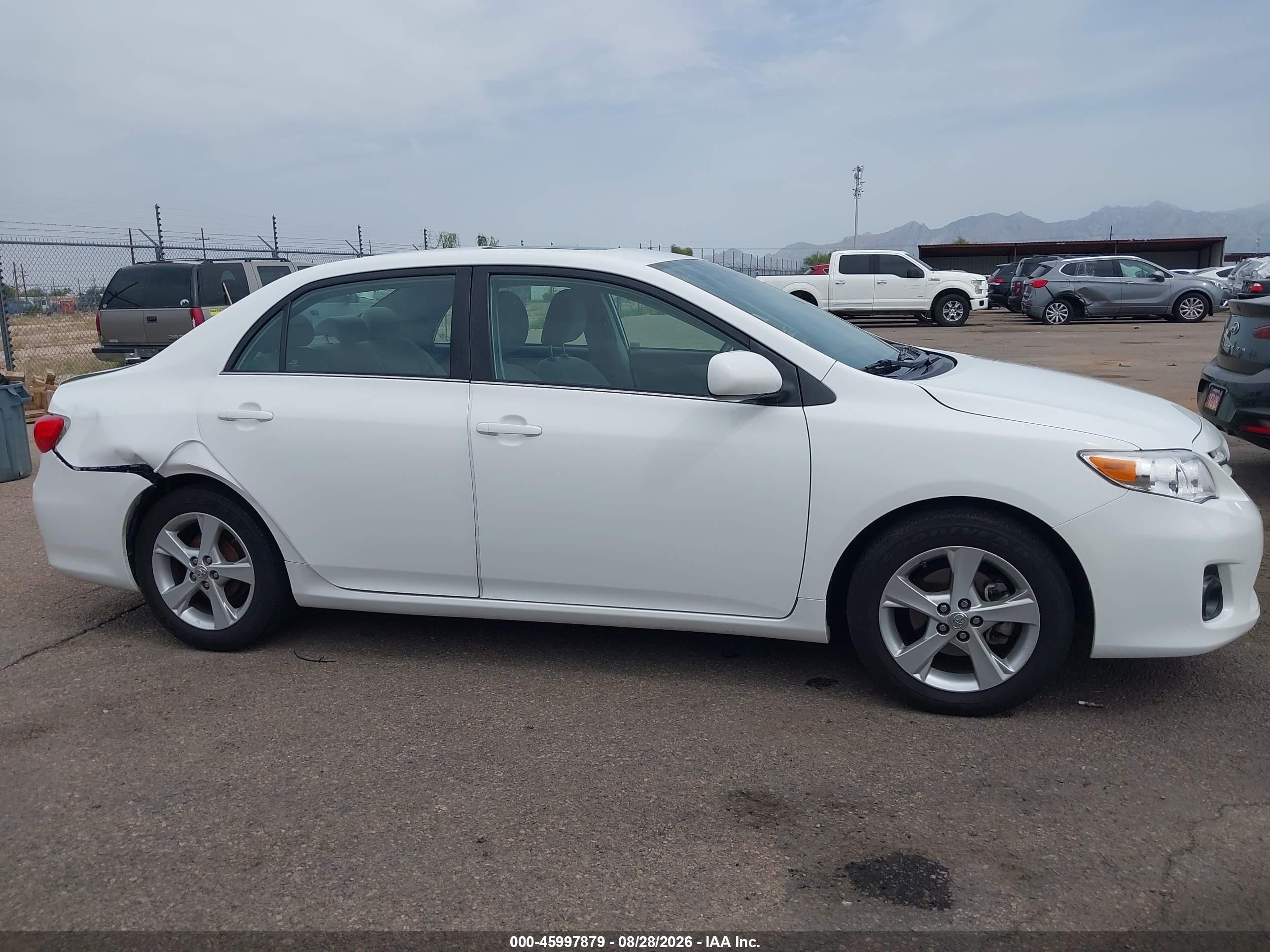 2013 Toyota Corolla Le White vin: 5YFBU4EEXDP203790
