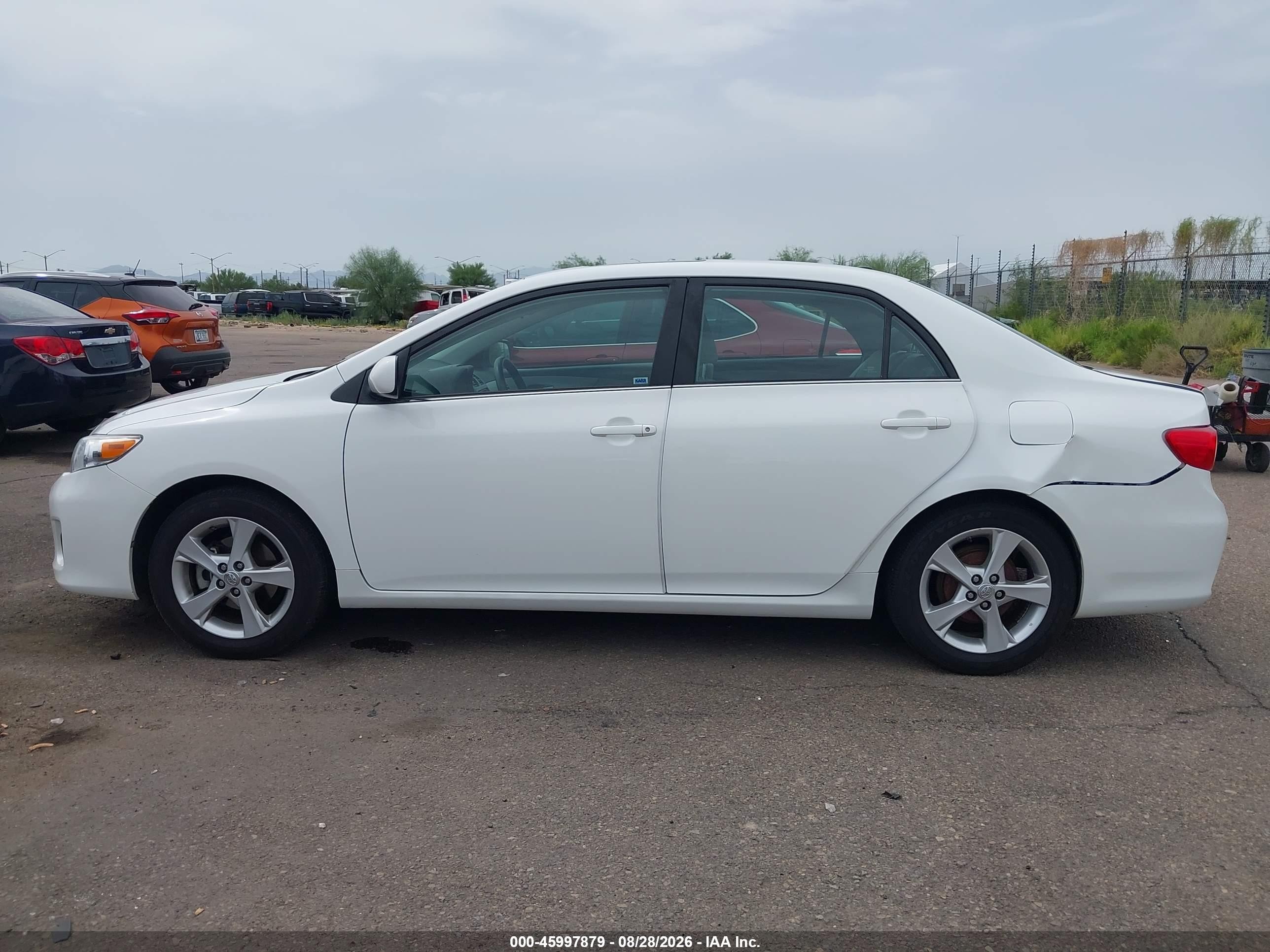 2013 Toyota Corolla Le White vin: 5YFBU4EEXDP203790