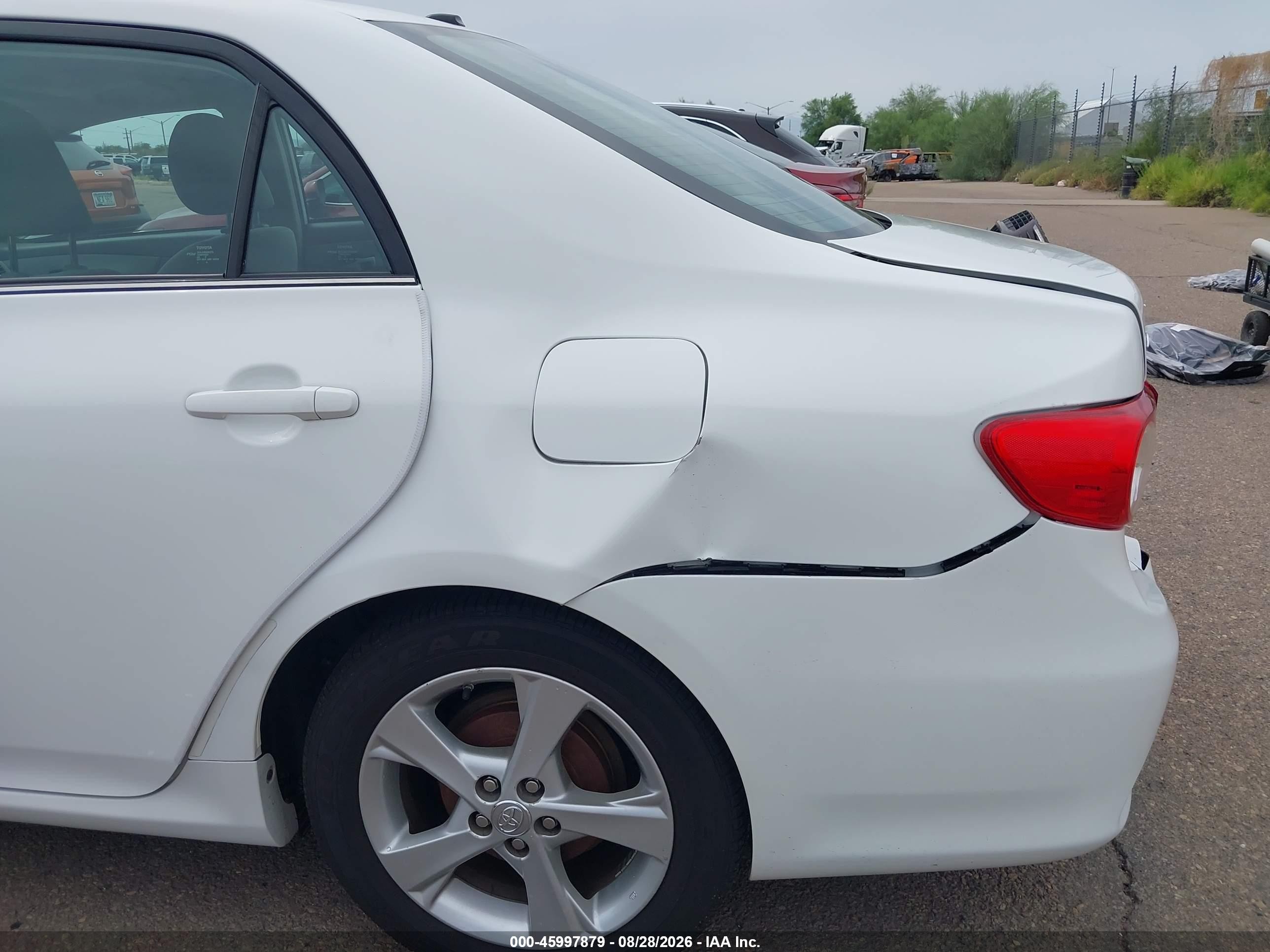 2013 Toyota Corolla Le White vin: 5YFBU4EEXDP203790