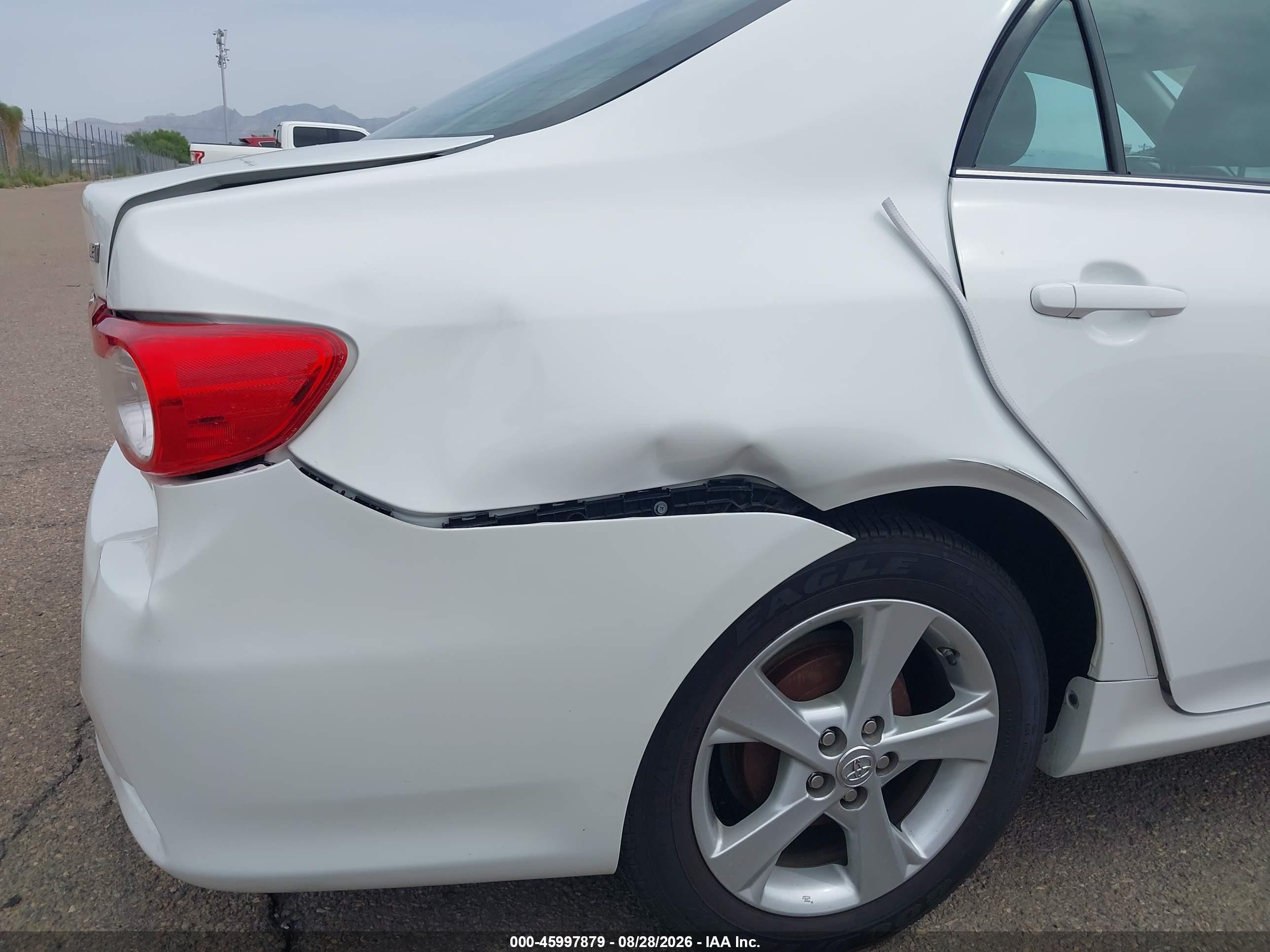 2013 Toyota Corolla Le White vin: 5YFBU4EEXDP203790