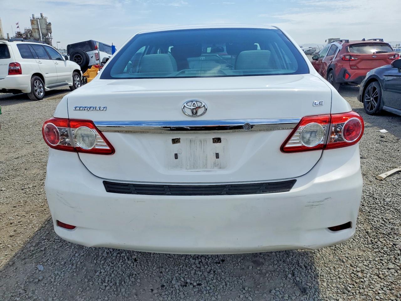 2013 Toyota Corolla Le White vin: 5YFBU4EEXDP216913