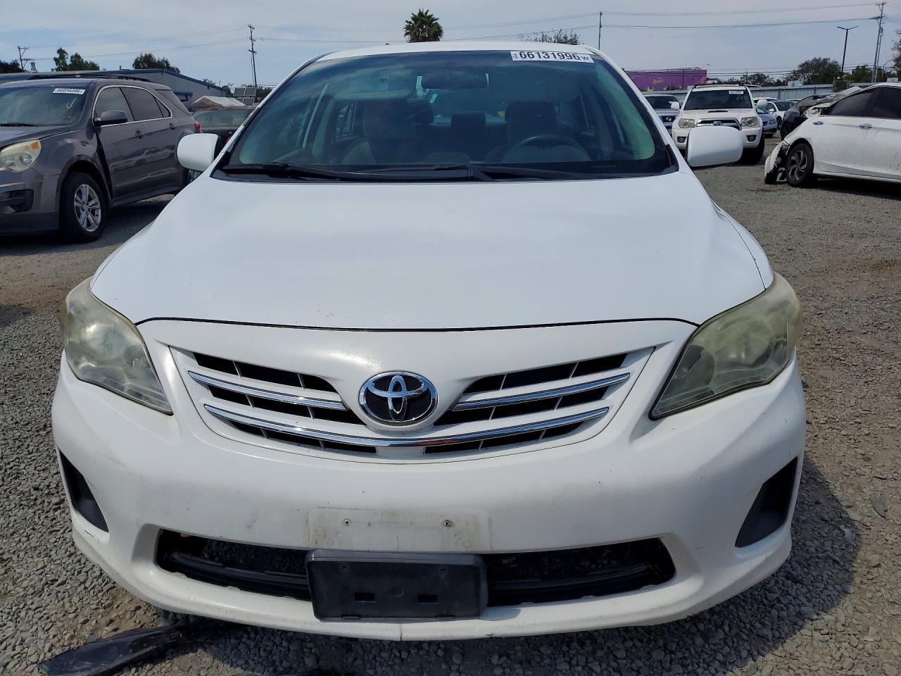 2013 Toyota Corolla Le White vin: 5YFBU4EEXDP216913