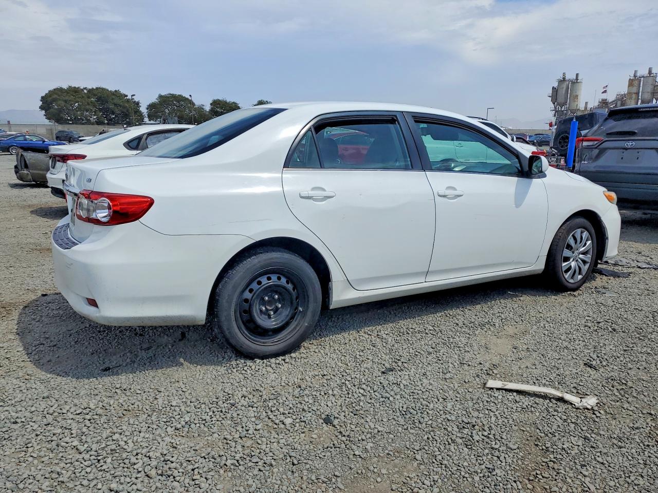 2013 Toyota Corolla Le White vin: 5YFBU4EEXDP216913
