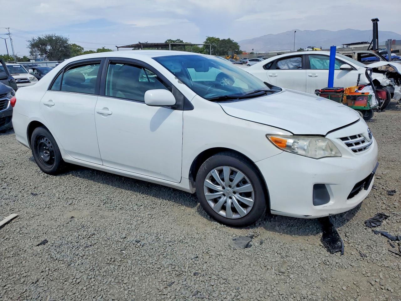 2013 Toyota Corolla Le White vin: 5YFBU4EEXDP216913