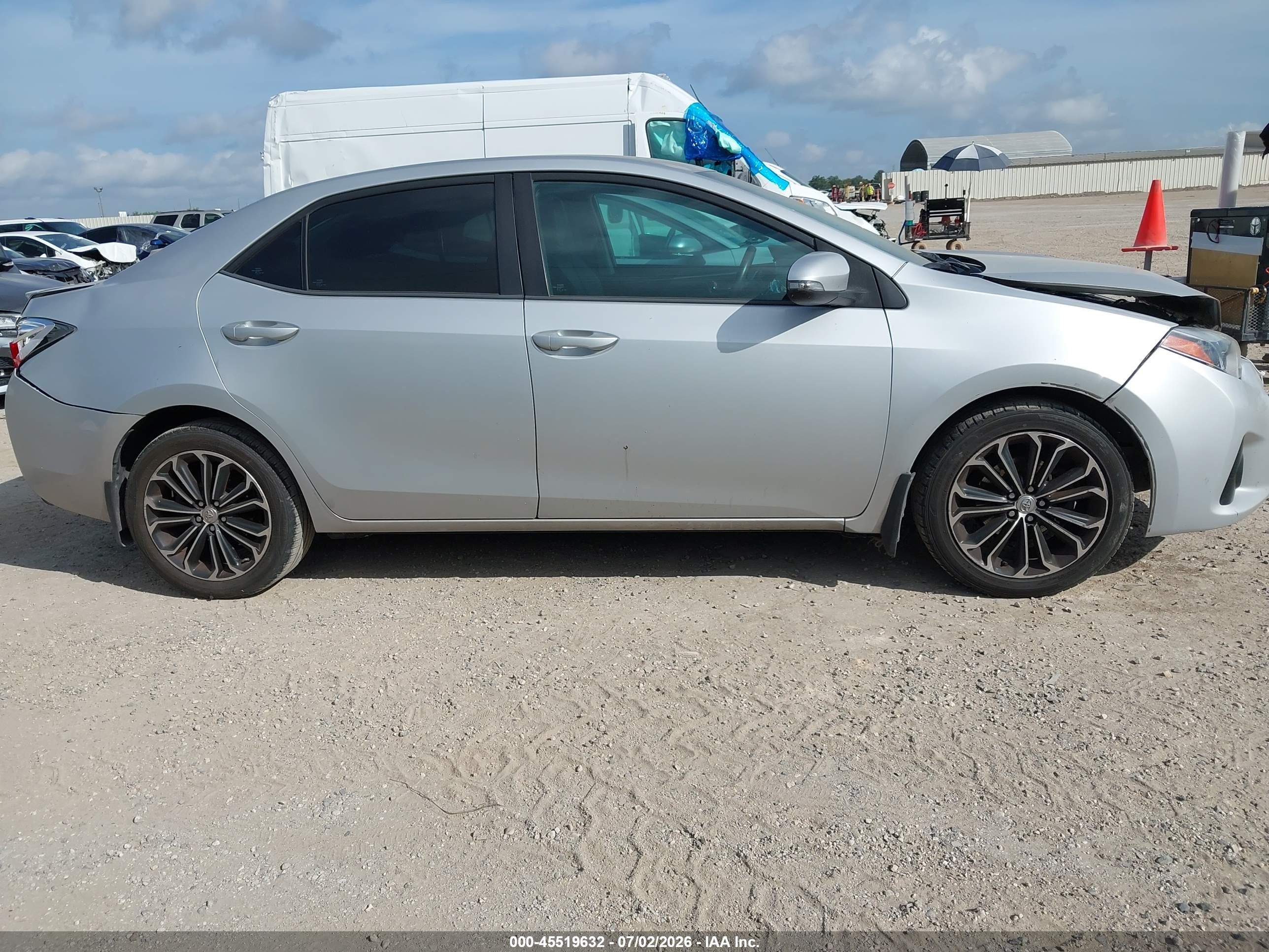 2015 Toyota Corolla S Plus Silver vin: 5YFBURHE0FP258048
