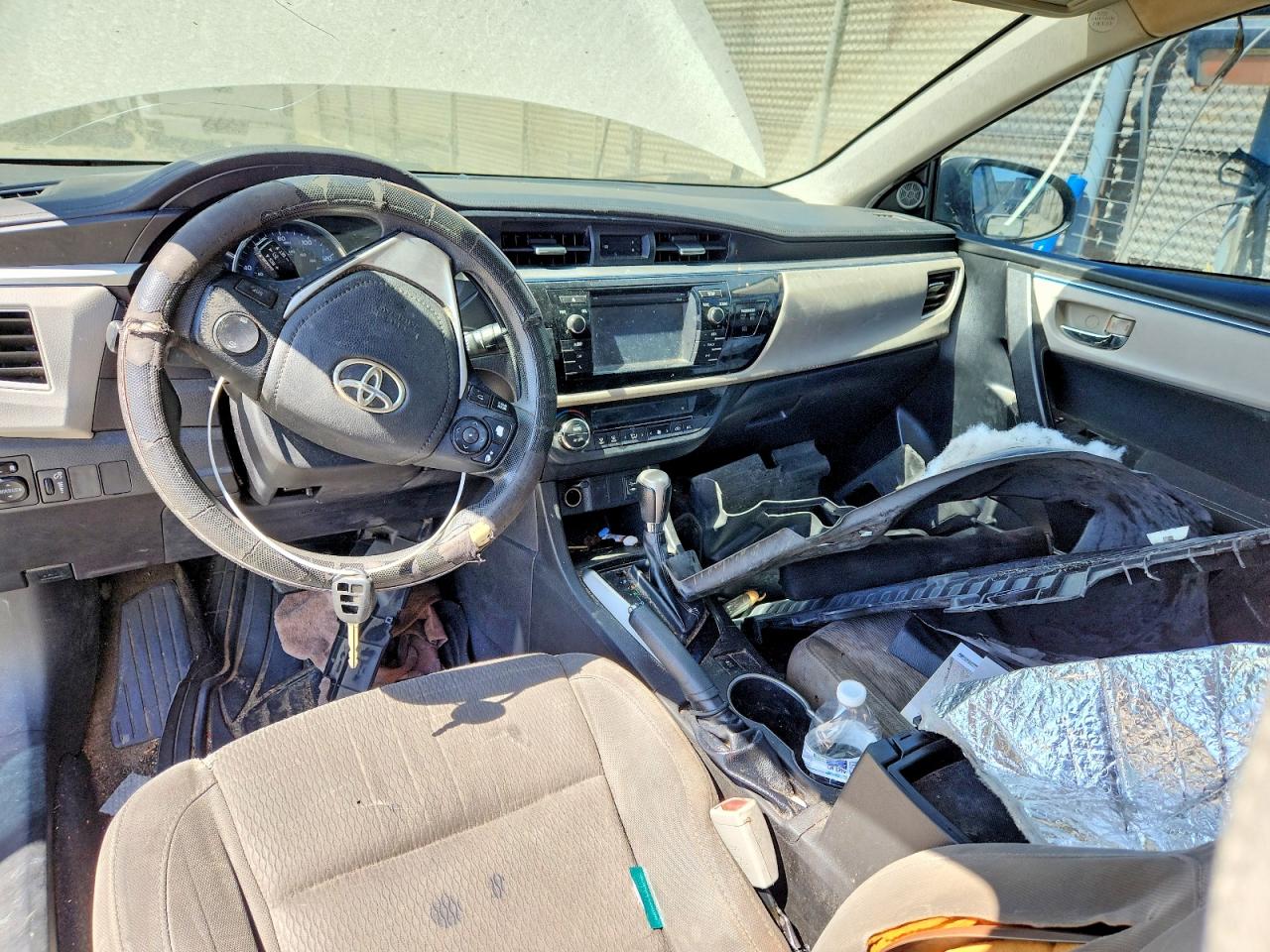 2015 Toyota Corolla Le White vin: 5YFBURHE0FP276226