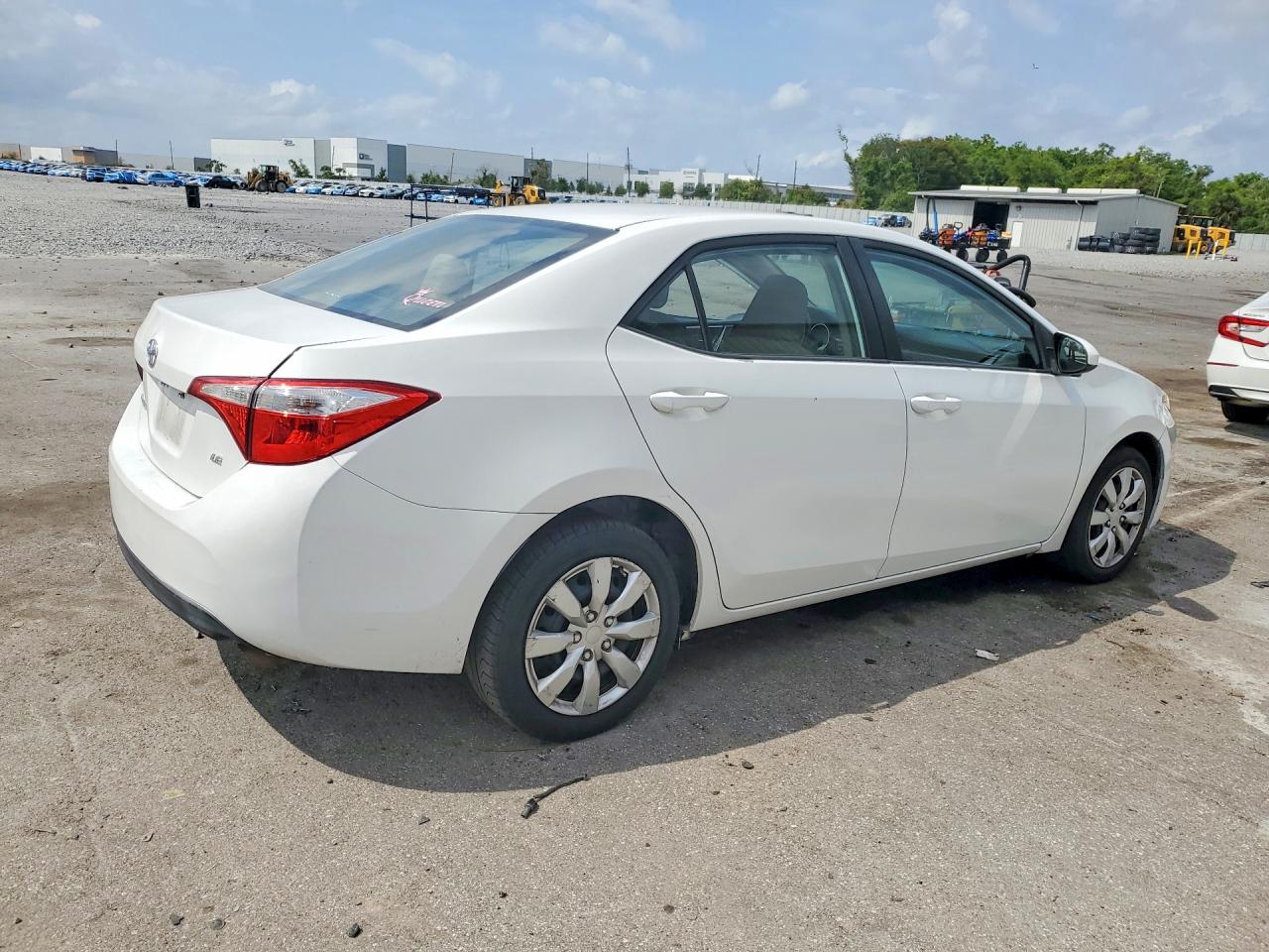2015 Toyota Corolla Le White vin: 5YFBURHE0FP287128