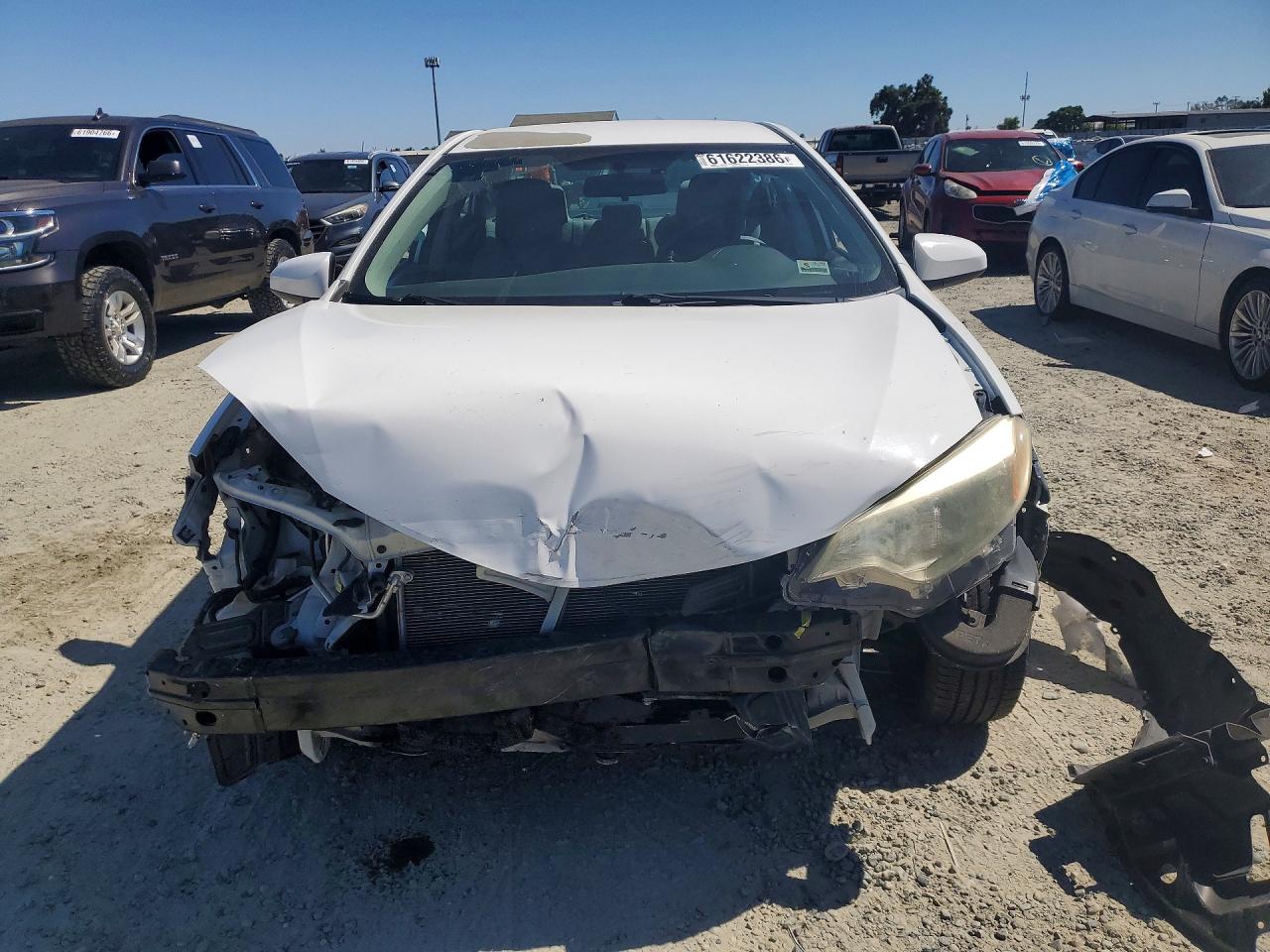 2015 Toyota Corolla Le White vin: 5YFBURHE0FP294466