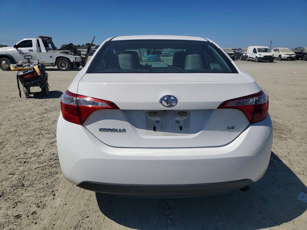 2015 Toyota Corolla Le White vin: 5YFBURHE0FP294466