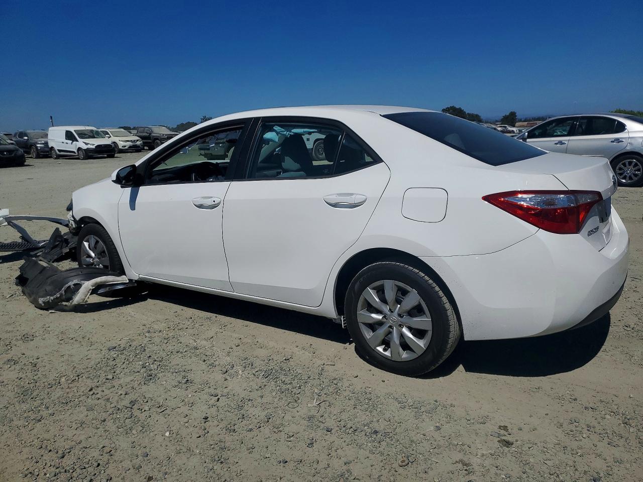 2015 Toyota Corolla Le White vin: 5YFBURHE0FP294466