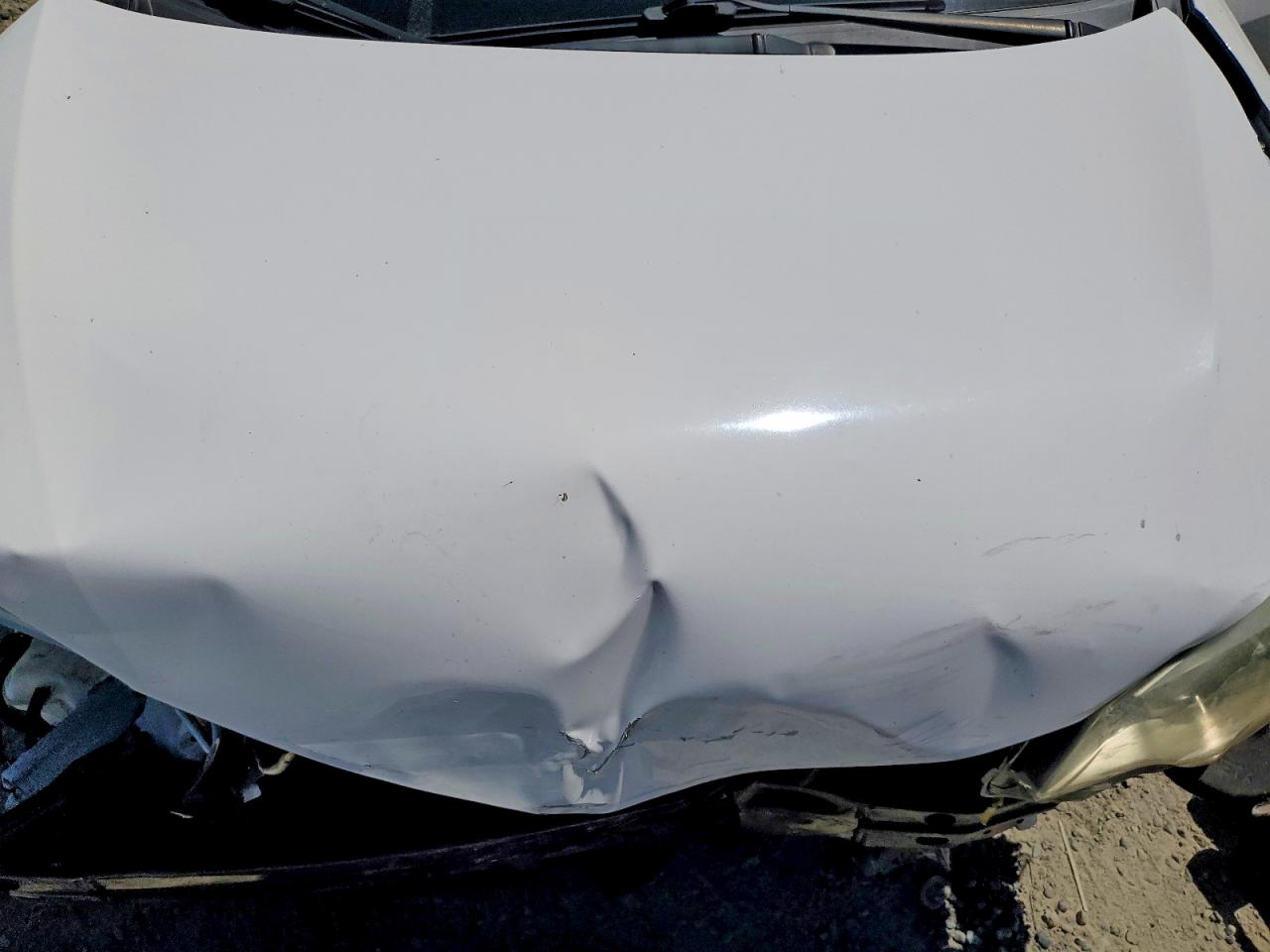 2015 Toyota Corolla Le White vin: 5YFBURHE0FP294466