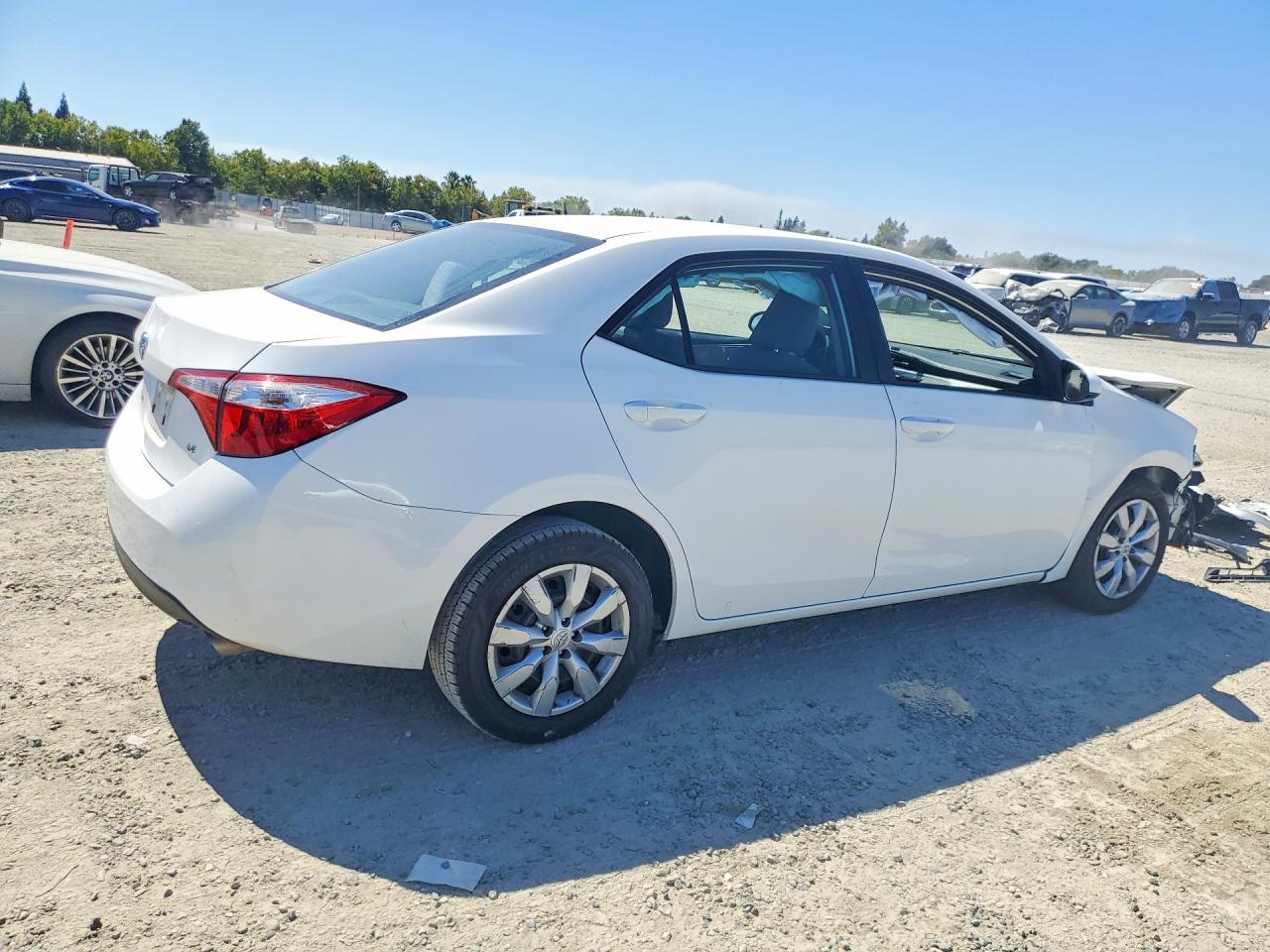 2015 Toyota Corolla Le White vin: 5YFBURHE0FP294466