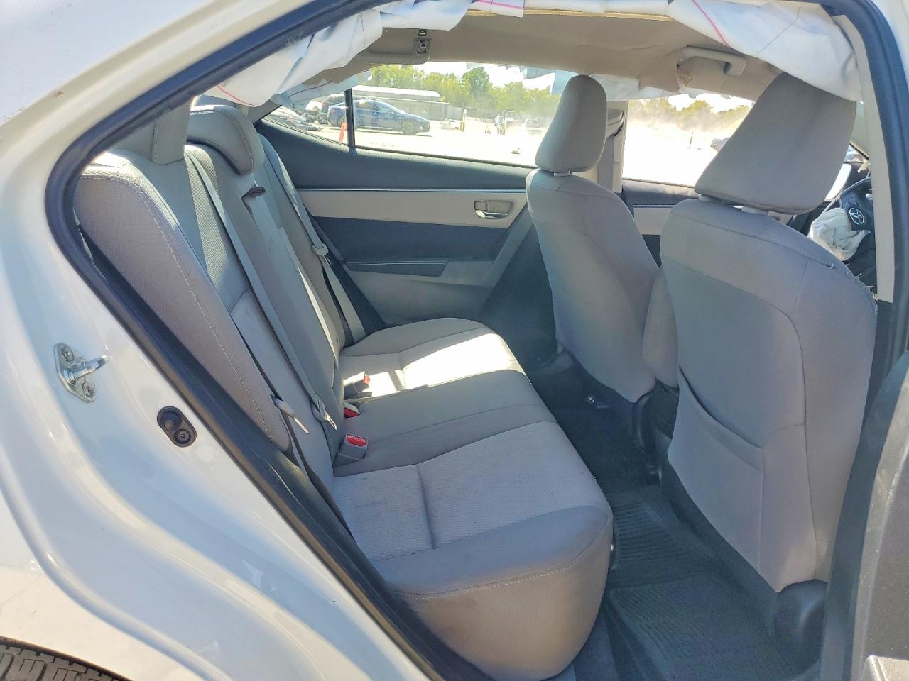 2015 Toyota Corolla Le White vin: 5YFBURHE0FP294466