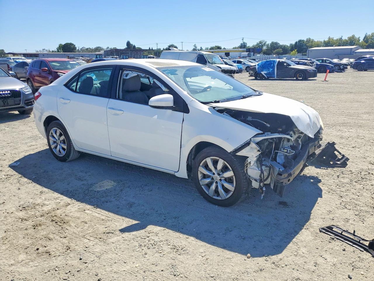 2015 Toyota Corolla Le White vin: 5YFBURHE0FP294466