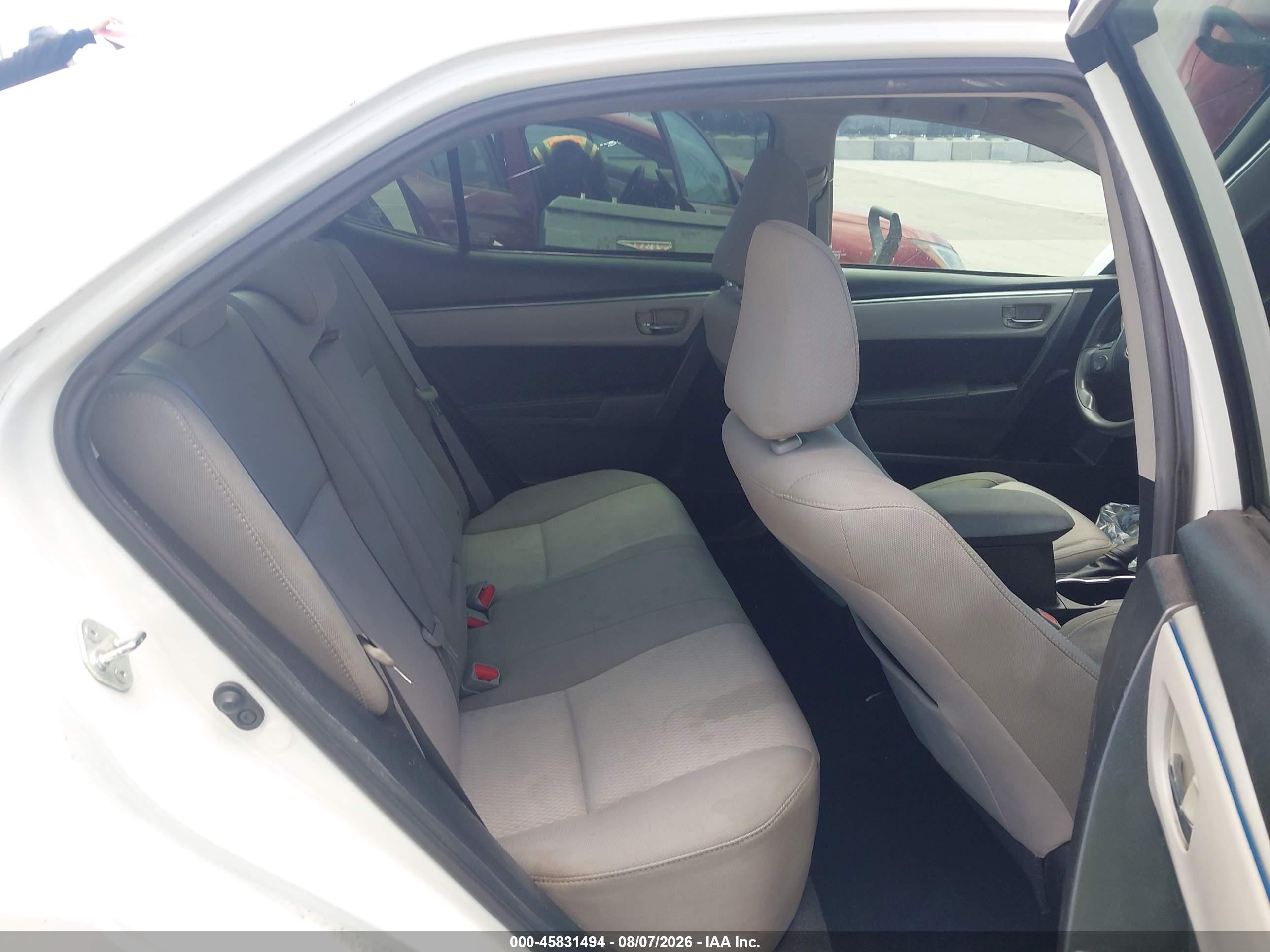 2015 Toyota Corolla Le White vin: 5YFBURHE0FP297609