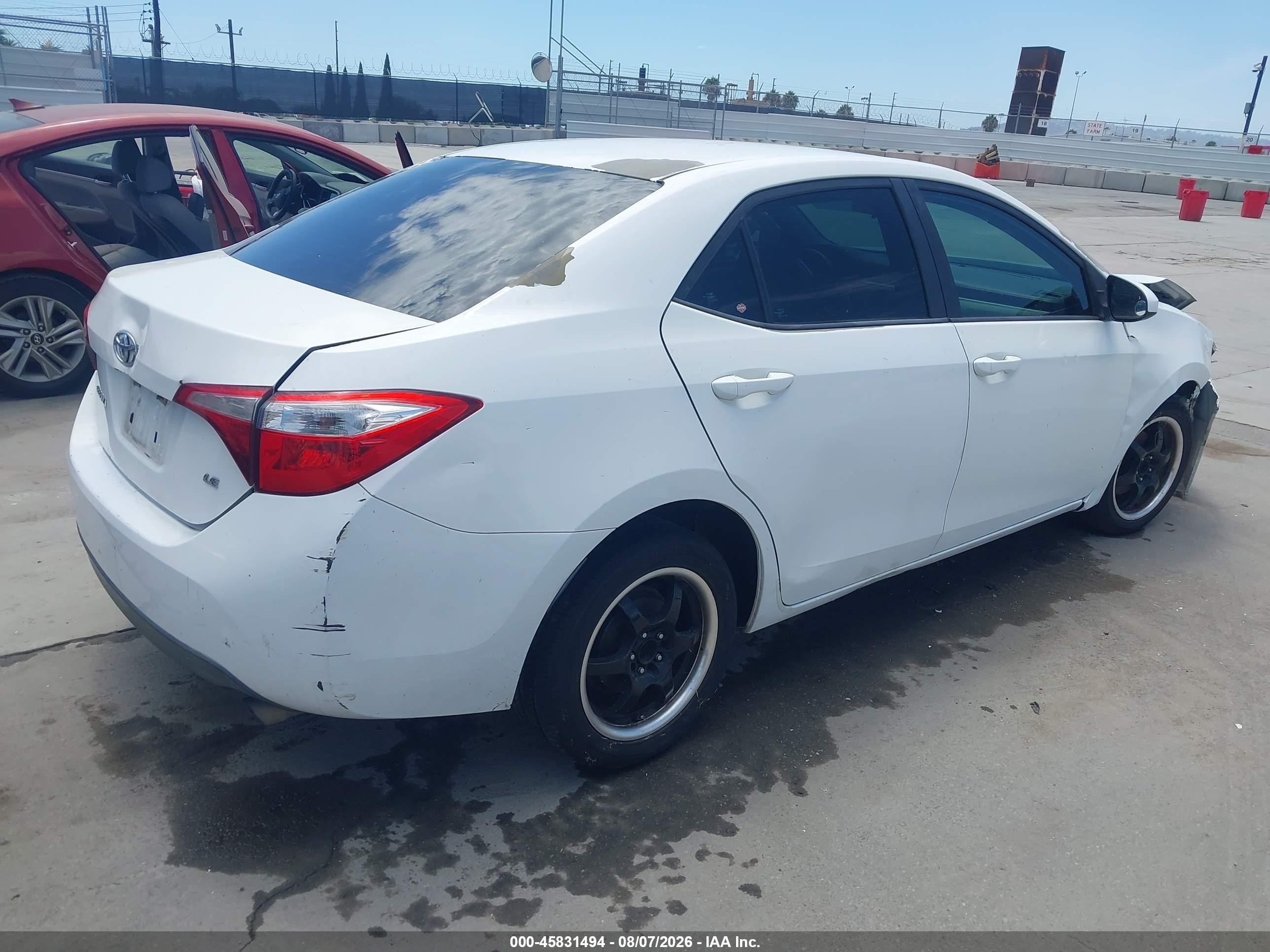 2015 Toyota Corolla Le White vin: 5YFBURHE0FP297609
