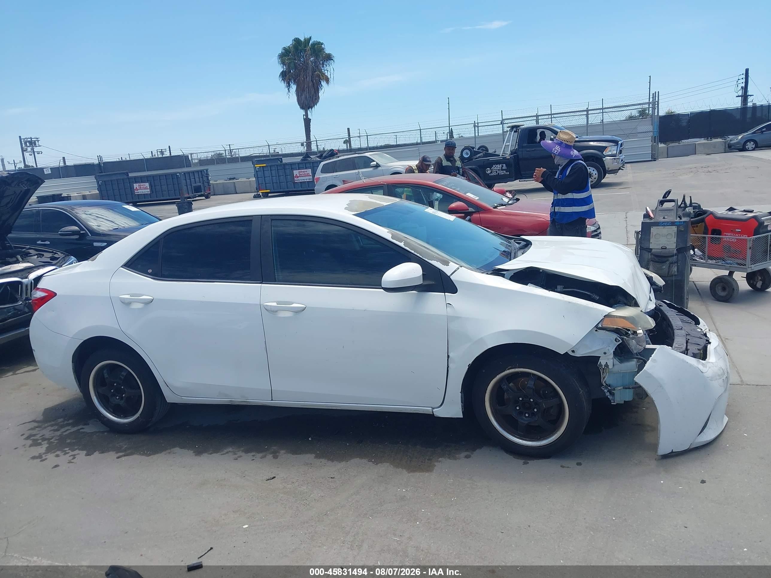 2015 Toyota Corolla Le White vin: 5YFBURHE0FP297609